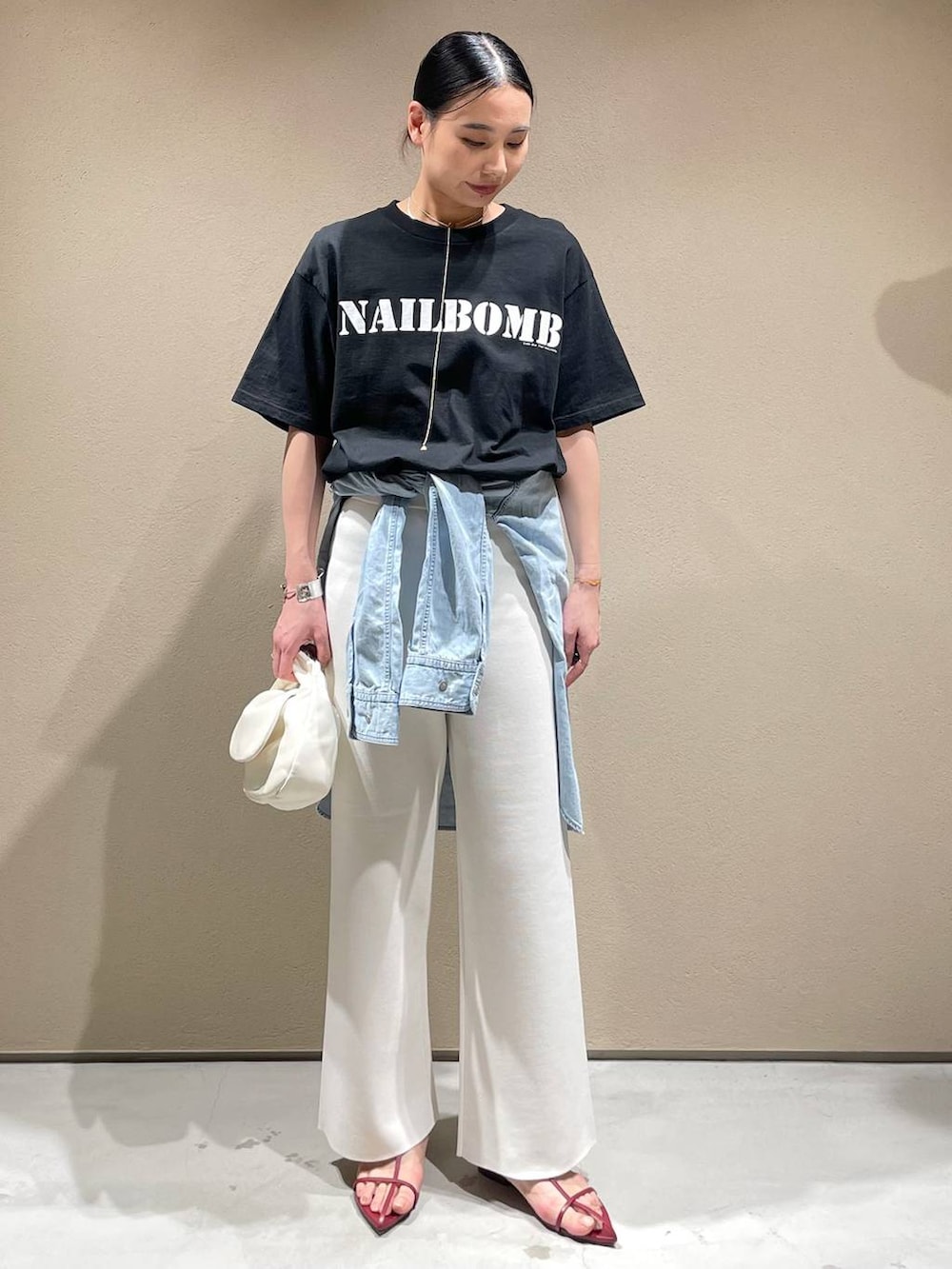 「トラッド、カジュアル、モード」｜「ChaosのChaos(カオス)/◆WHY NOT NOW◆フォンダデニムシャツ（シャツ/ブラウス、ブルー系）」を使った、FUMIさん（レディース・162cm）の春コーディネートの3枚目の写真