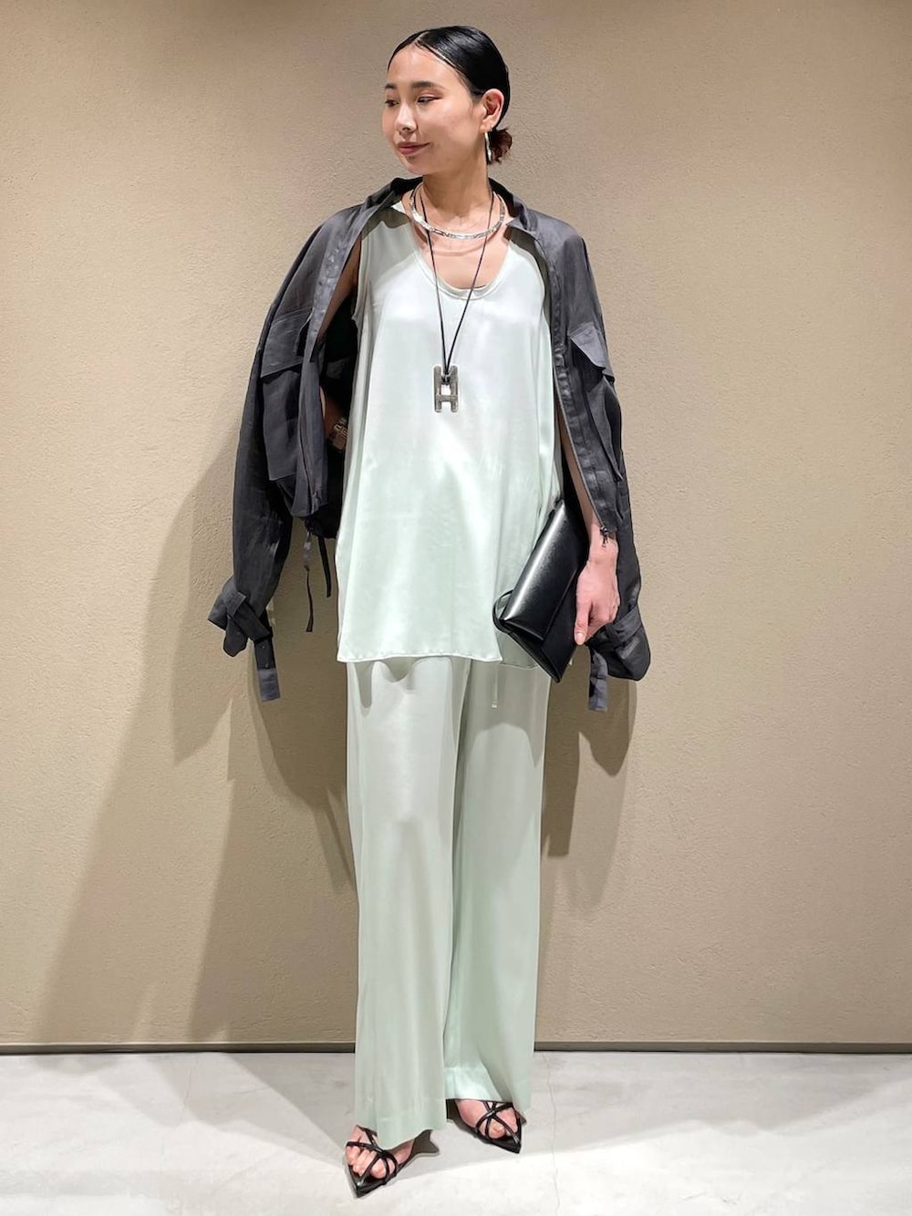 「トラッド、カジュアル、モード」｜「ChaosのChaos(カオス)/【新色登場】シルシャーパンツ　◆セットアップ可◆（その他パンツ、グリーン系）」を使った、FUMIさん（レディース・162cm）の春コーディネートの5枚目の写真