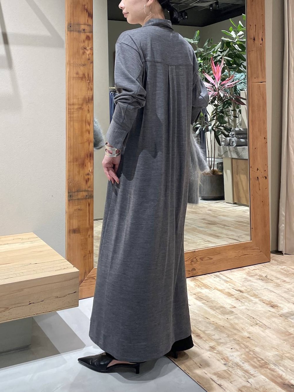 ブラック系のチューブトップ、ブラック系のその他パンツ、グレー系のワンピースを着用したレディースの秋コーディネートの6枚目の写真