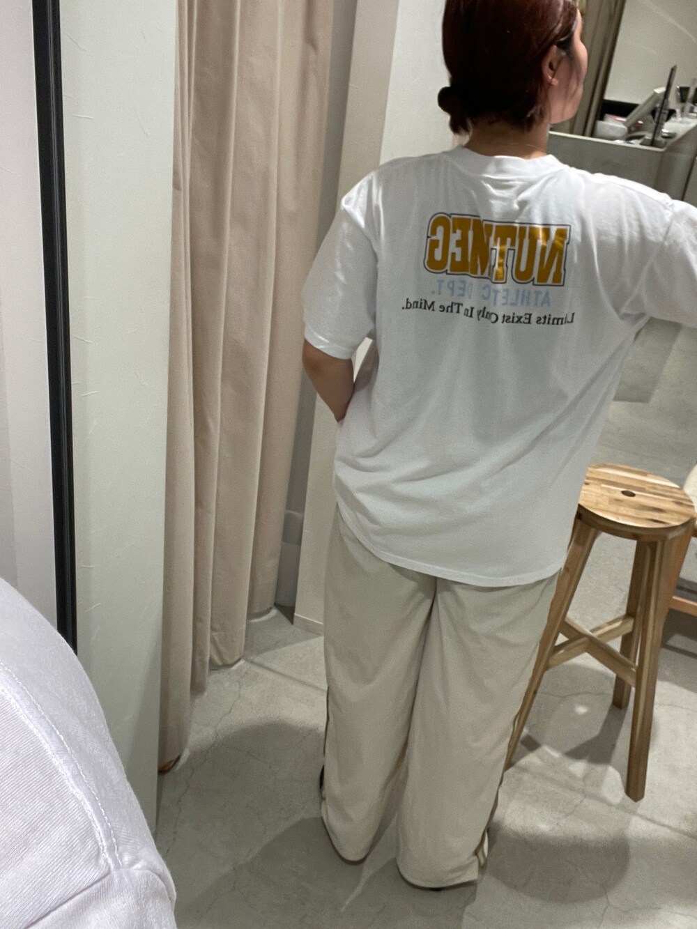 ホワイト系のTシャツ/カットソー、ホワイト系のその他パンツ、ブラック系のサンダルを着用したレディースの春コーディネートの4枚目の写真