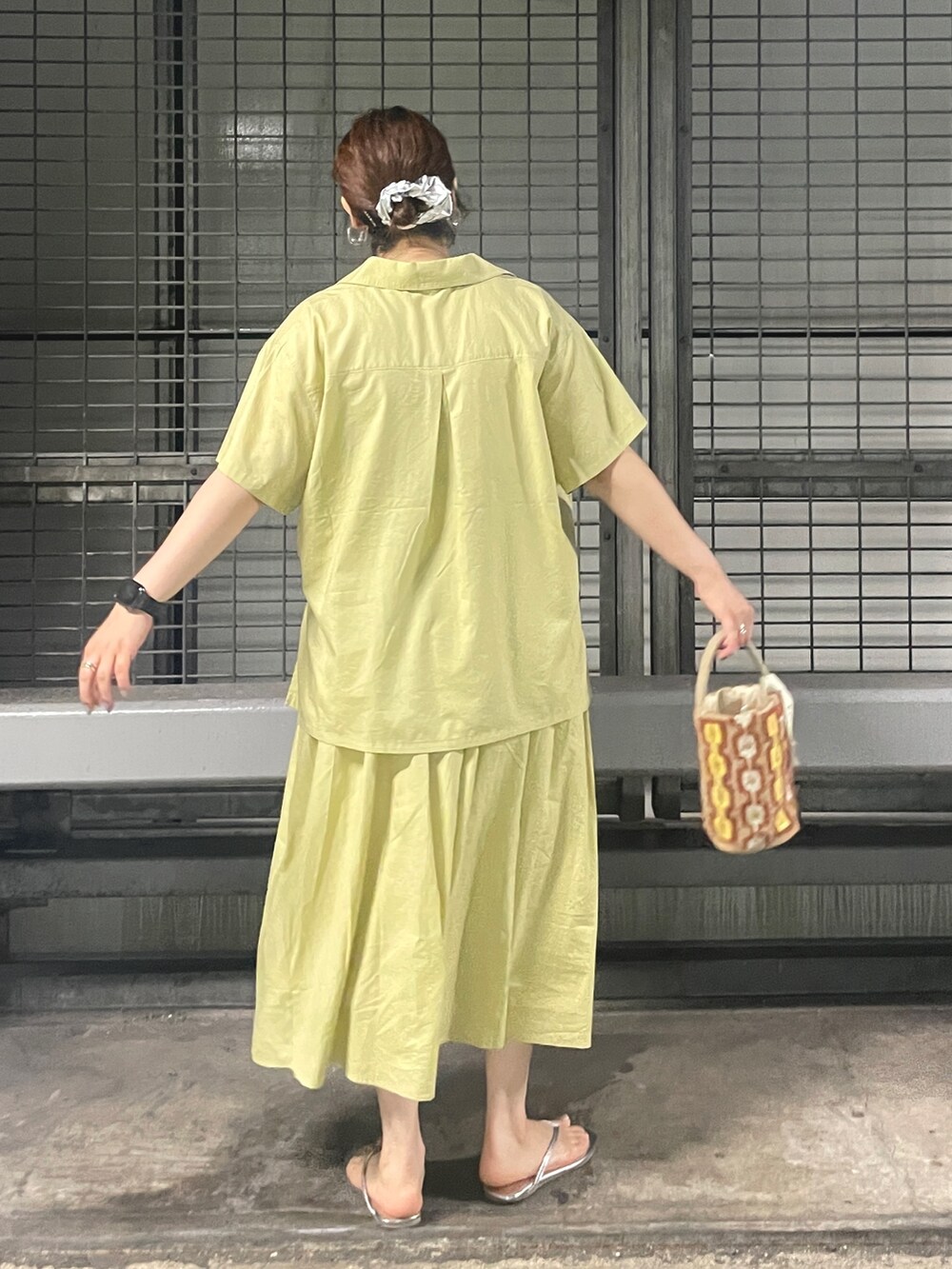 グリーン系のシャツ/ブラウス、グリーン系のワンピース、シルバー系のサンダルを着用したレディースの春コーディネートの4枚目の写真