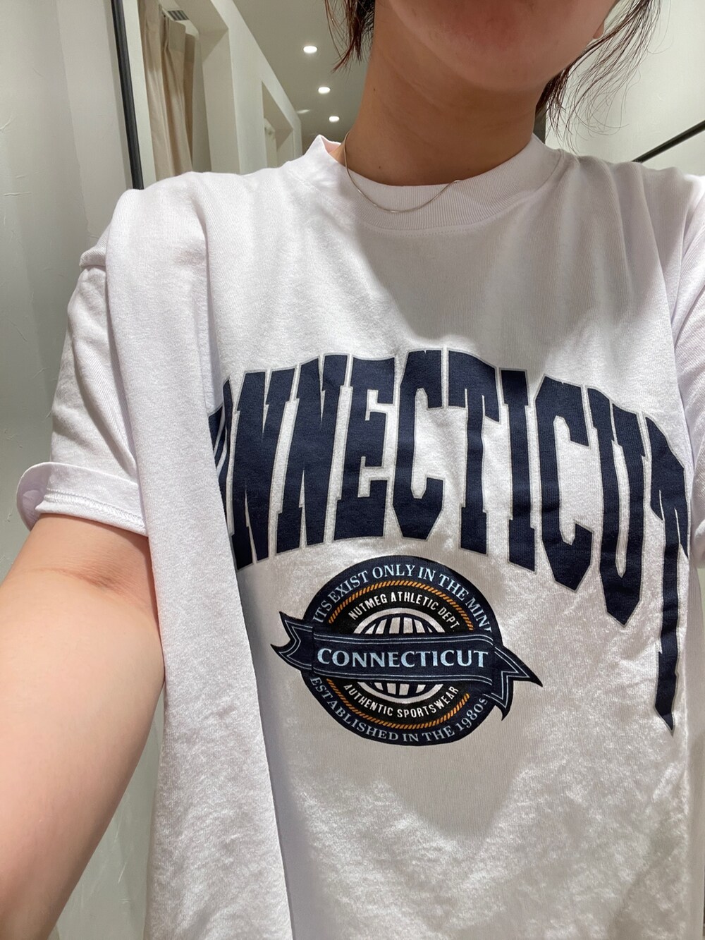 ホワイト系のTシャツ/カットソー、ホワイト系のその他パンツ、ブラック系のサンダルを着用したレディースの春コーディネートの5枚目の写真