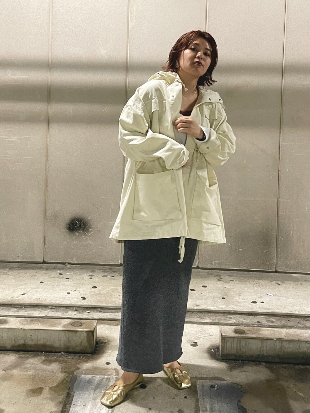 ホワイト系のブルゾン、グレー系のスカート、ホワイト系のTシャツ/カットソーを着用したレディースの冬コーディネートの2枚目の写真