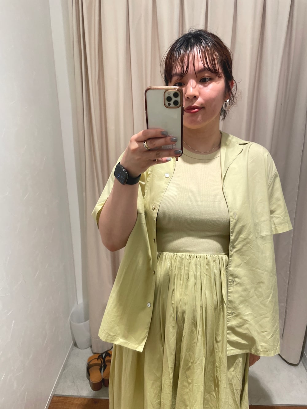 グリーン系のシャツ/ブラウス、グリーン系のワンピース、シルバー系のサンダルを着用したレディースの春コーディネートの6枚目の写真