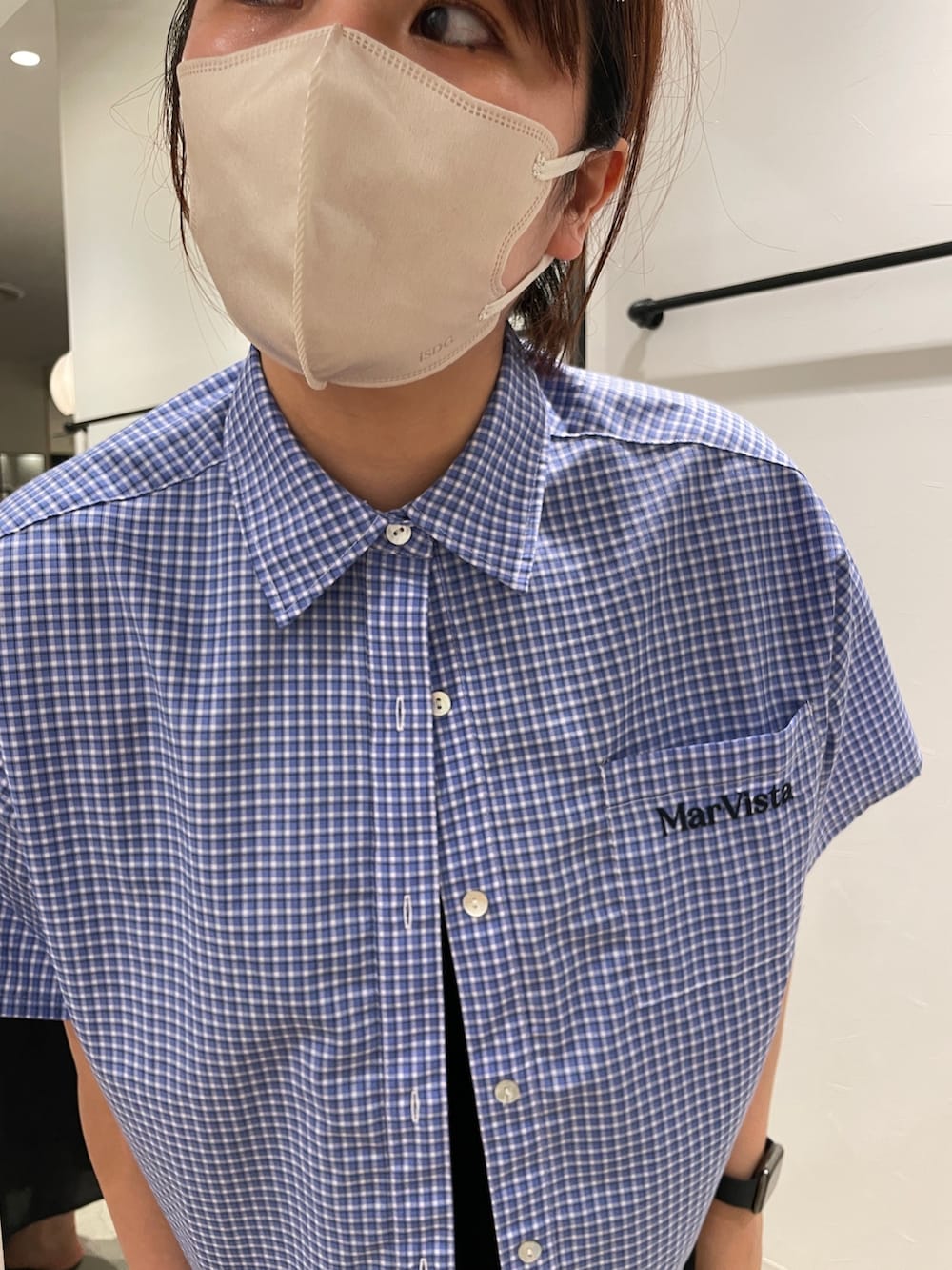 ブラック系のワンピース、ブルー系のシャツ/ブラウスを着用したレディースの春コーディネートの5枚目の写真