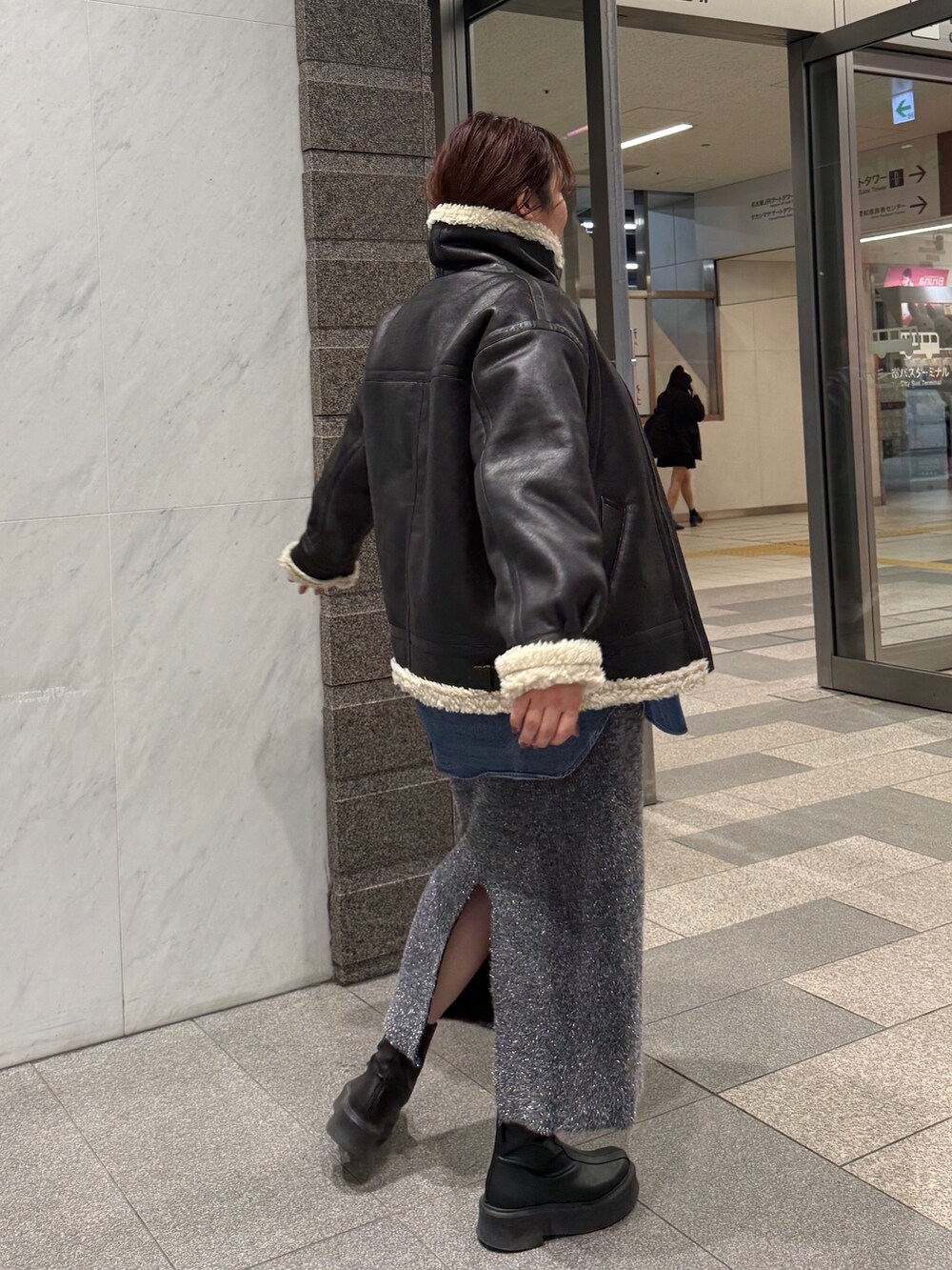 その他のシャツ/ブラウス、ブラック系のスカート、ブラック系のブルゾンを着用したレディースの秋コーディネートの6枚目の写真