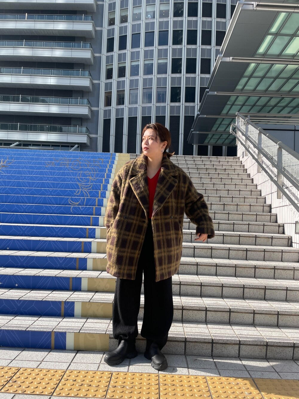 レッド系のニット/セーター、その他のピーコートを着用したレディースの冬コーディネートの2枚目の写真