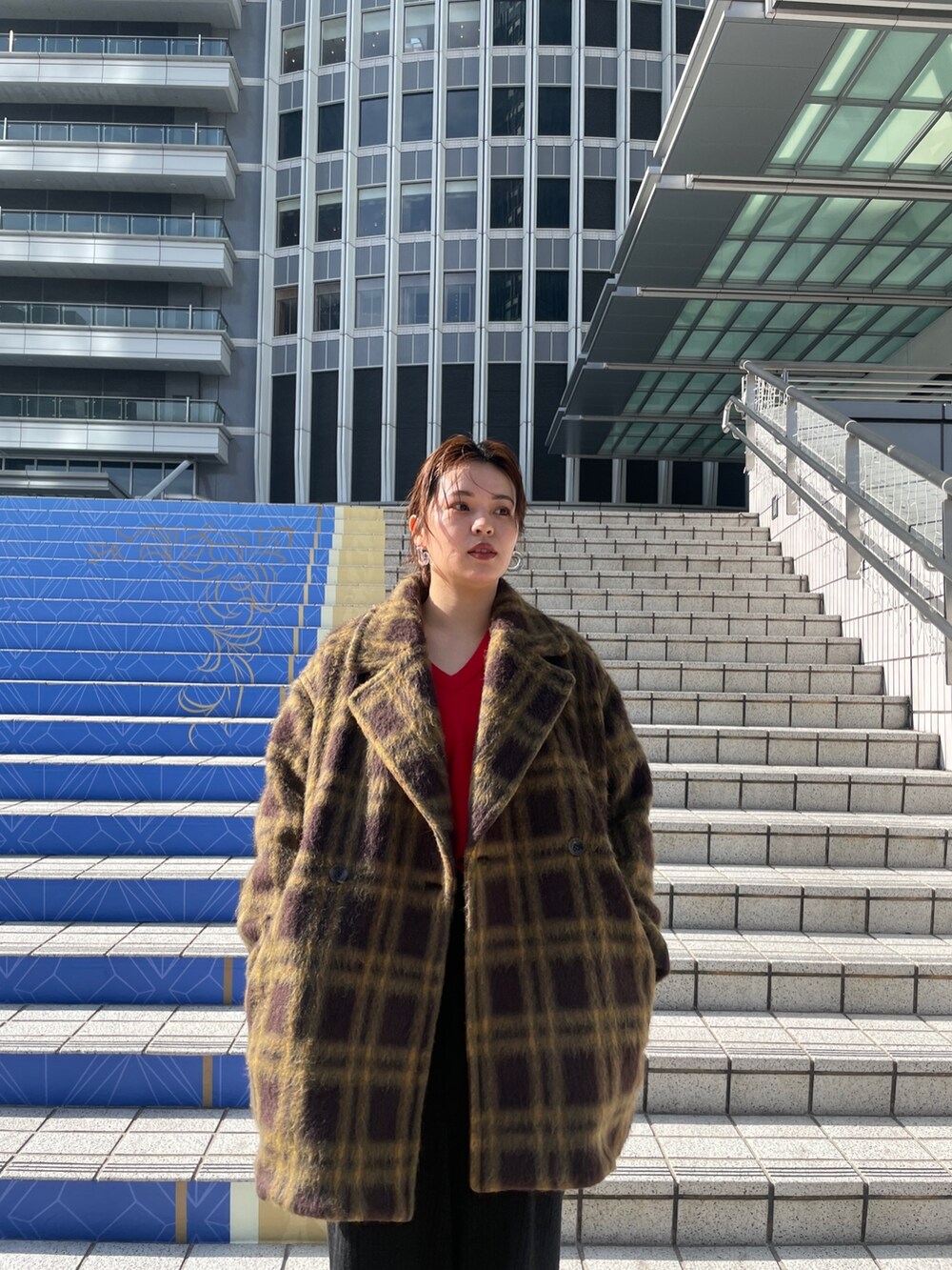 レッド系のニット/セーター、その他のピーコートを着用したレディースの冬コーディネートの3枚目の写真