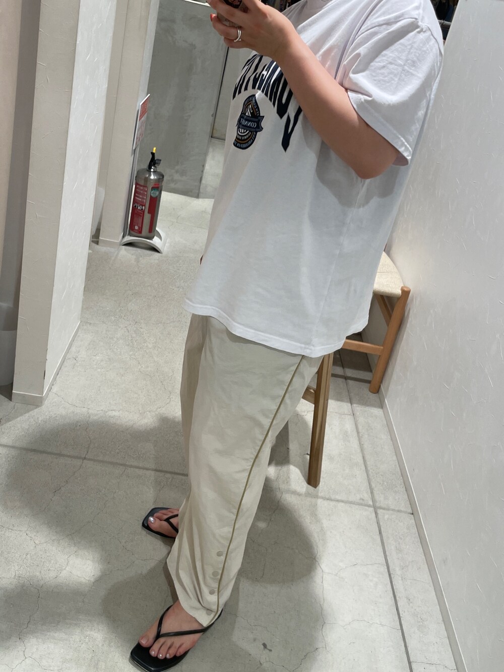 ホワイト系のTシャツ/カットソー、ホワイト系のその他パンツ、ブラック系のサンダルを着用したレディースの春コーディネートの3枚目の写真