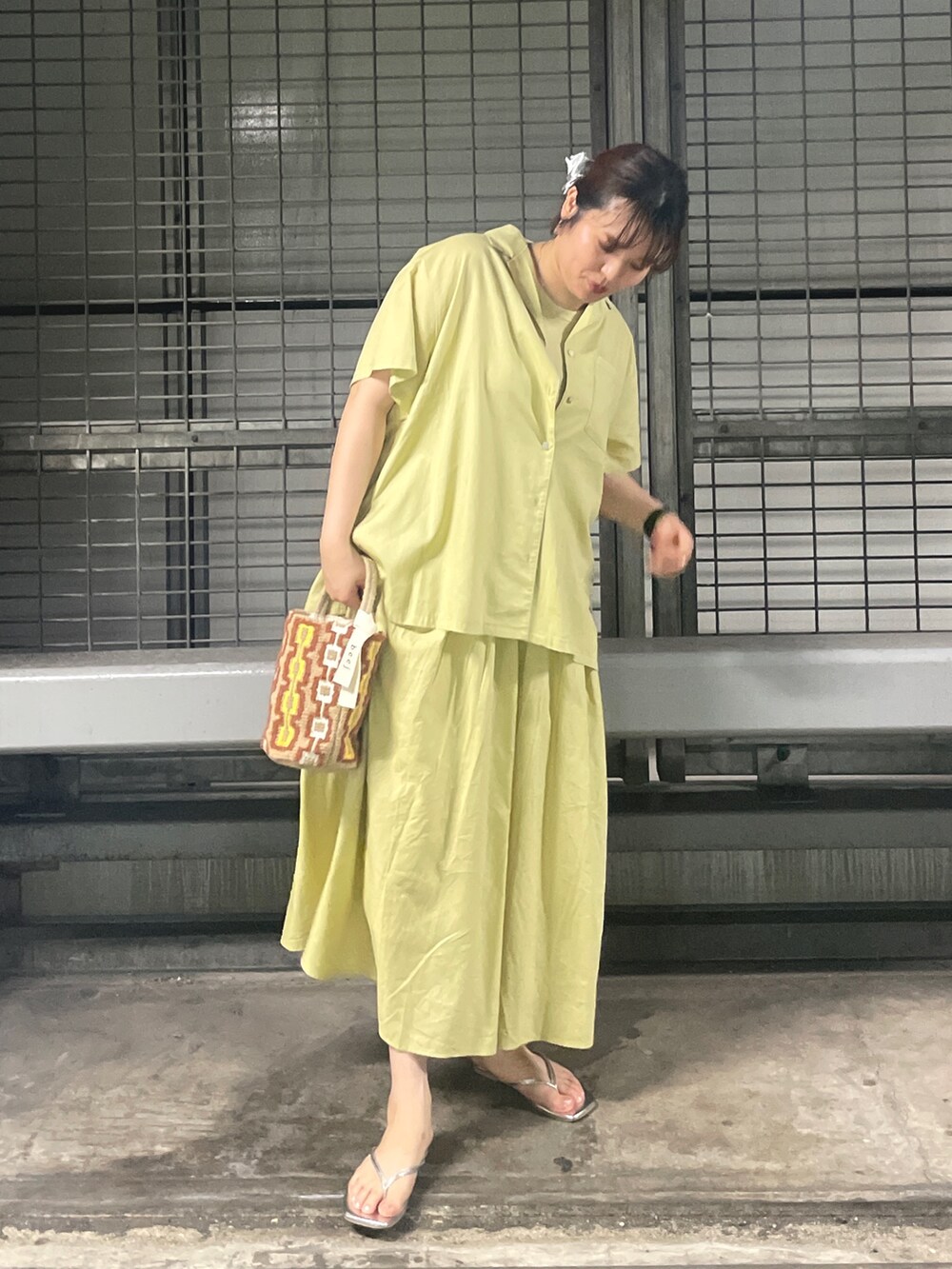 グリーン系のシャツ/ブラウス、グリーン系のワンピース、シルバー系のサンダルを着用したレディースの春コーディネートの3枚目の写真