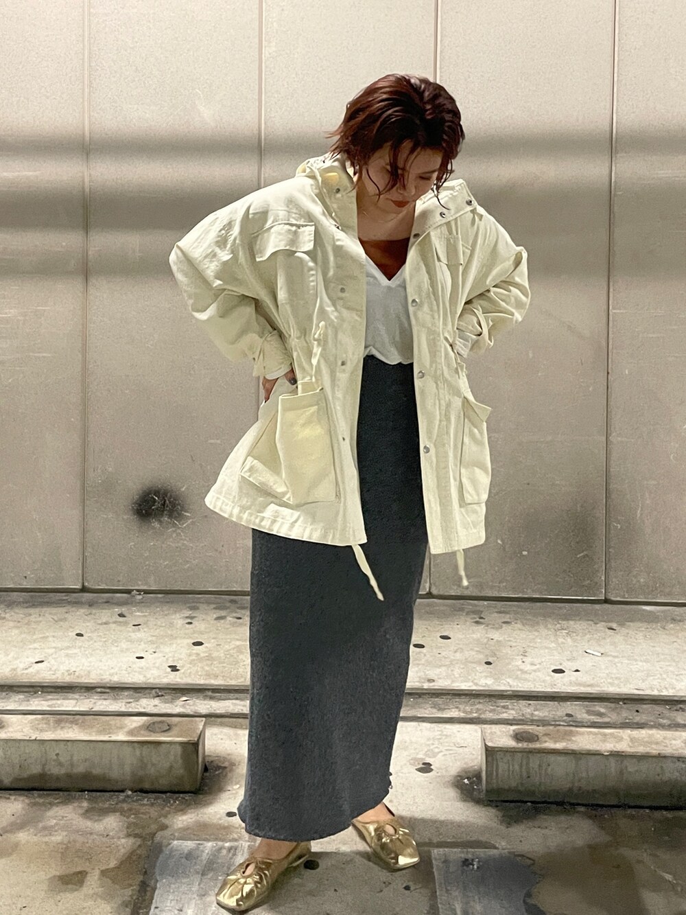 ホワイト系のブルゾン、グレー系のスカート、ホワイト系のTシャツ/カットソーを着用したレディースの冬コーディネートの3枚目の写真