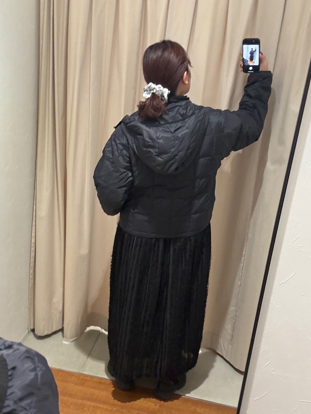 ブラック系のブルゾン、ブラック系のワンピース、ブラック系のTシャツ/カットソーを着用したレディースの秋コーディネートの3枚目の写真