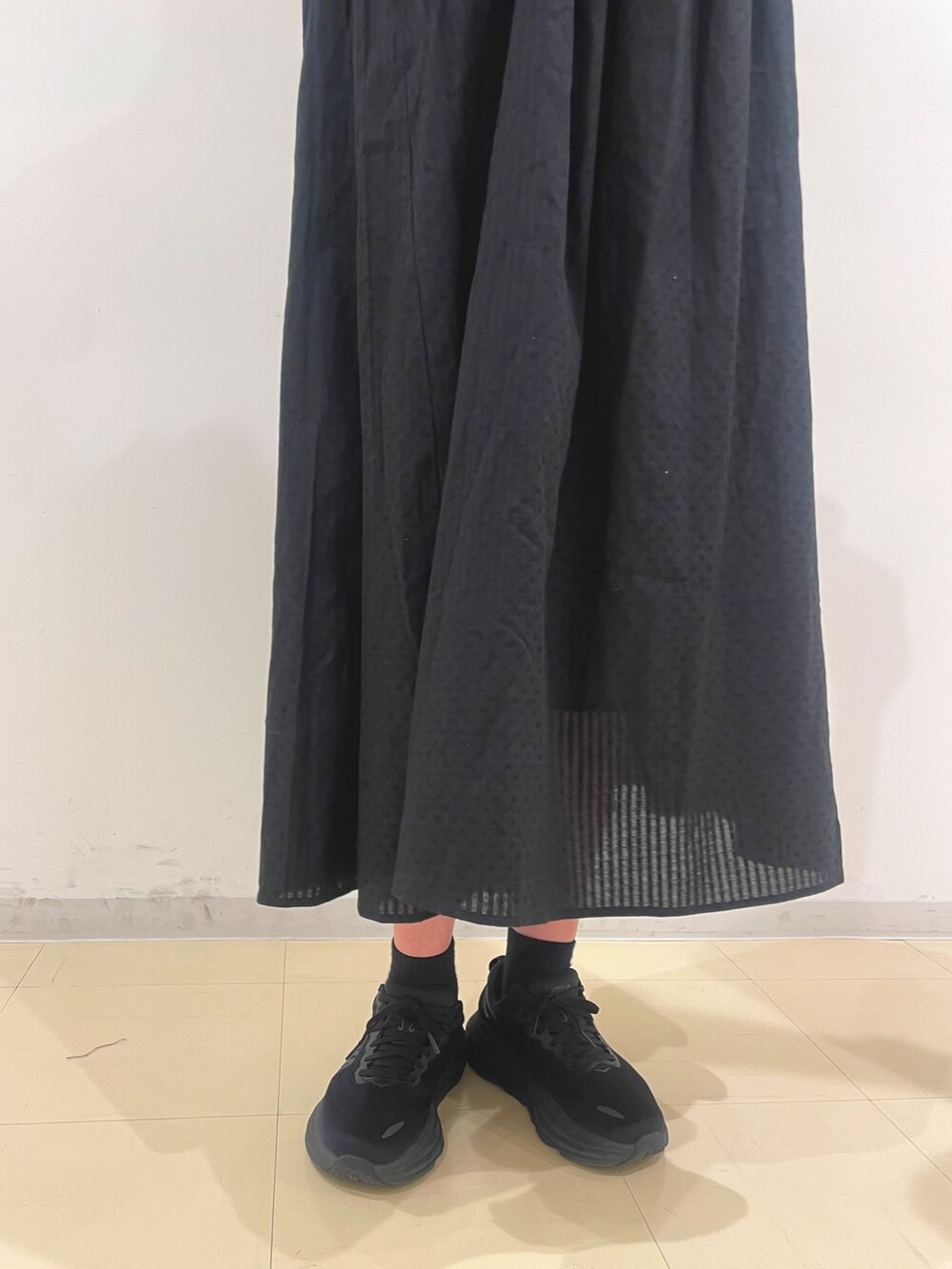 ブラック系のワンピース、ブラック系のキャップを着用したレディースの冬コーディネートの6枚目の写真