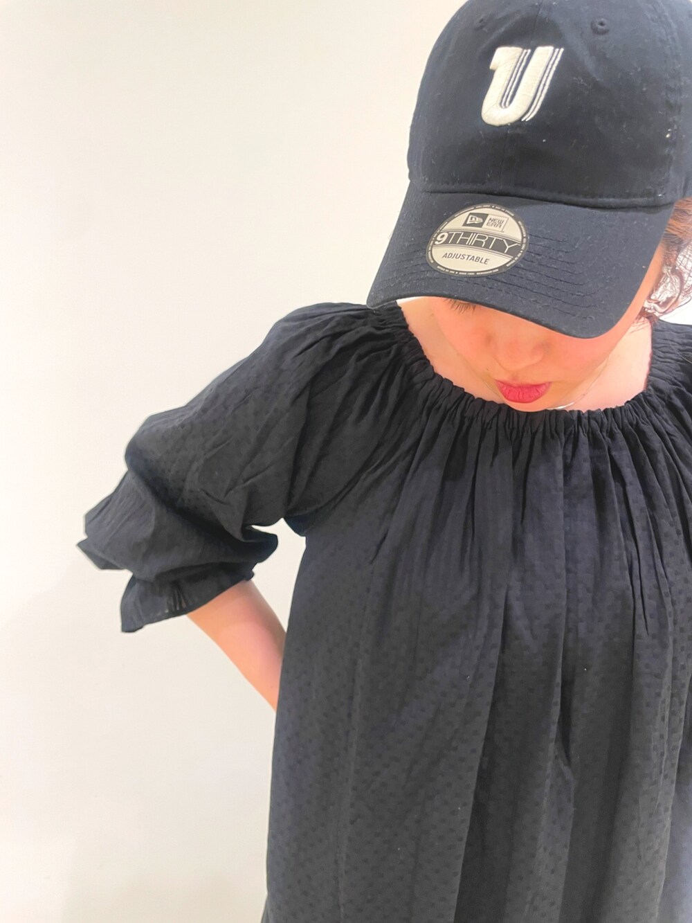 ブラック系のワンピース、ブラック系のキャップを着用したレディースの冬コーディネートの5枚目の写真