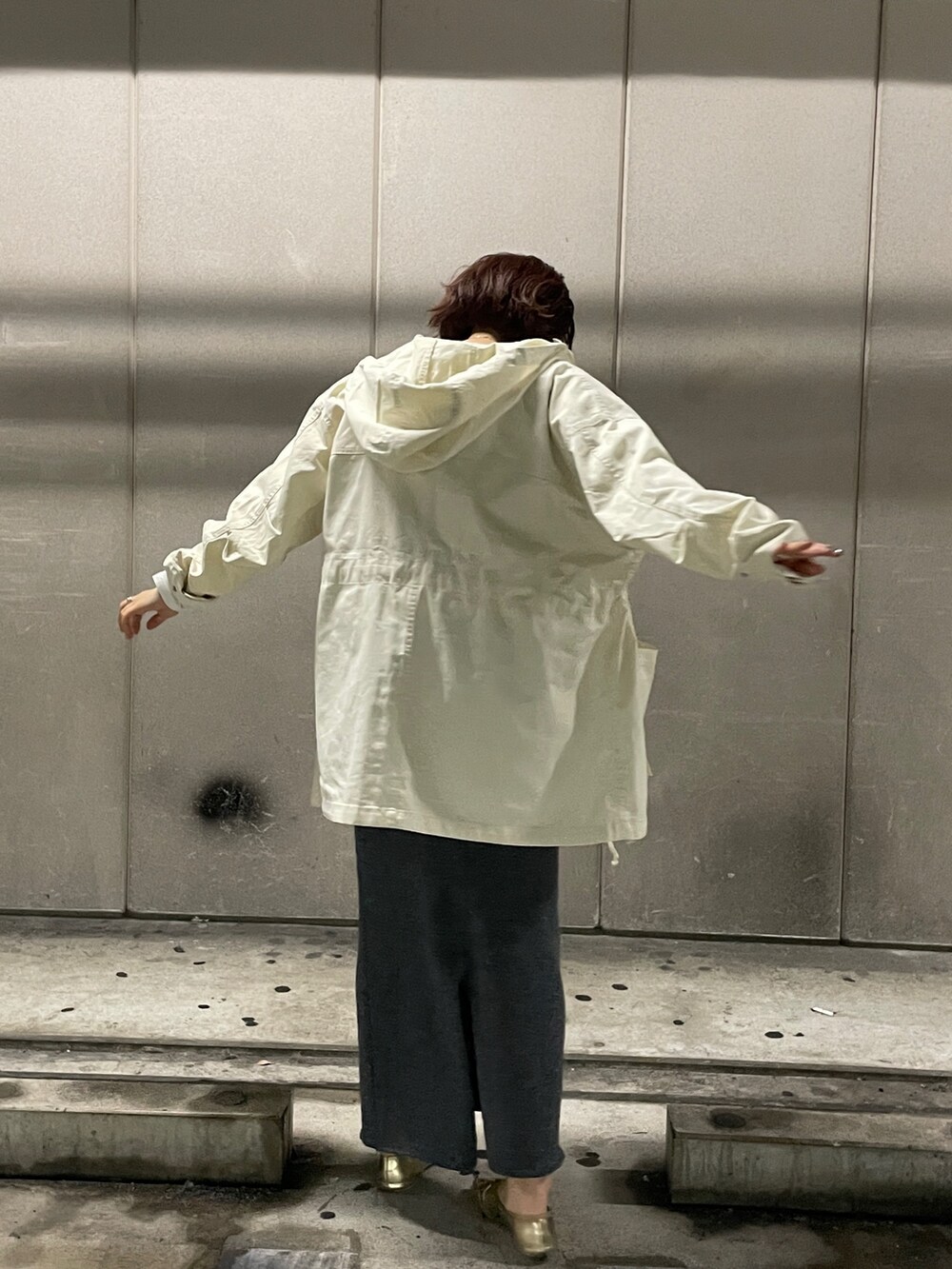 ホワイト系のブルゾン、グレー系のスカート、ホワイト系のTシャツ/カットソーを着用したレディースの冬コーディネートの5枚目の写真