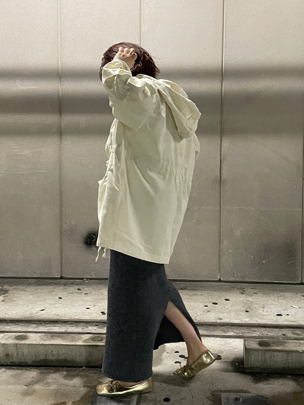 ホワイト系のブルゾン、グレー系のスカート、ホワイト系のTシャツ/カットソーを着用したレディースの冬コーディネートの4枚目の写真