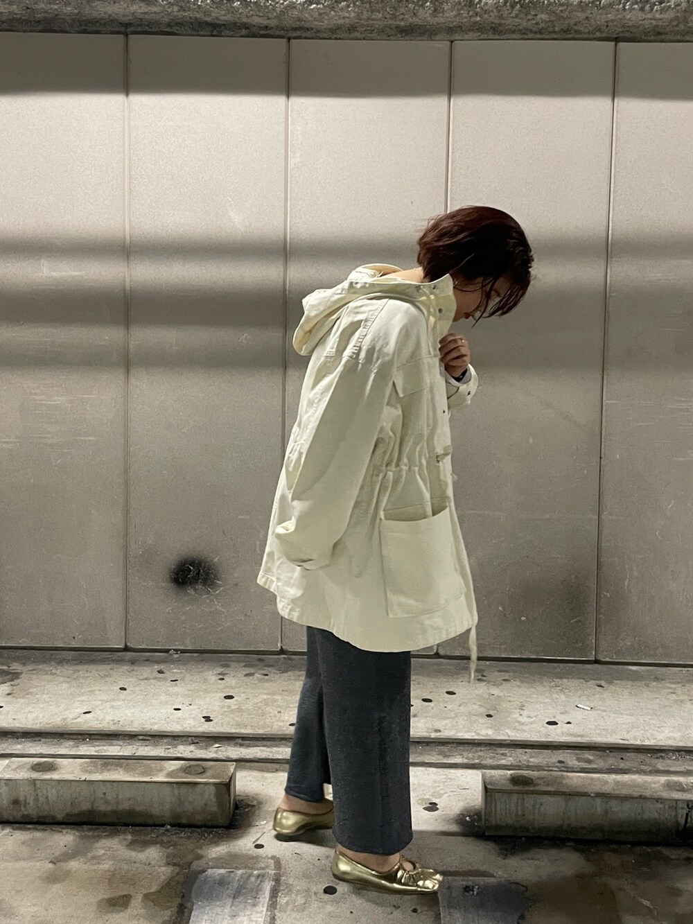 ホワイト系のブルゾン、グレー系のスカート、ホワイト系のTシャツ/カットソーを着用したレディースの冬コーディネートの6枚目の写真