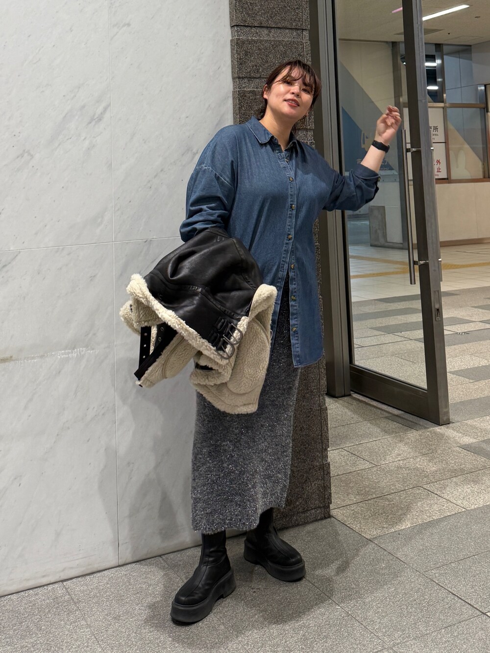 その他のシャツ/ブラウス、ブラック系のスカート、ブラック系のブルゾンを着用したレディースの秋コーディネートの2枚目の写真