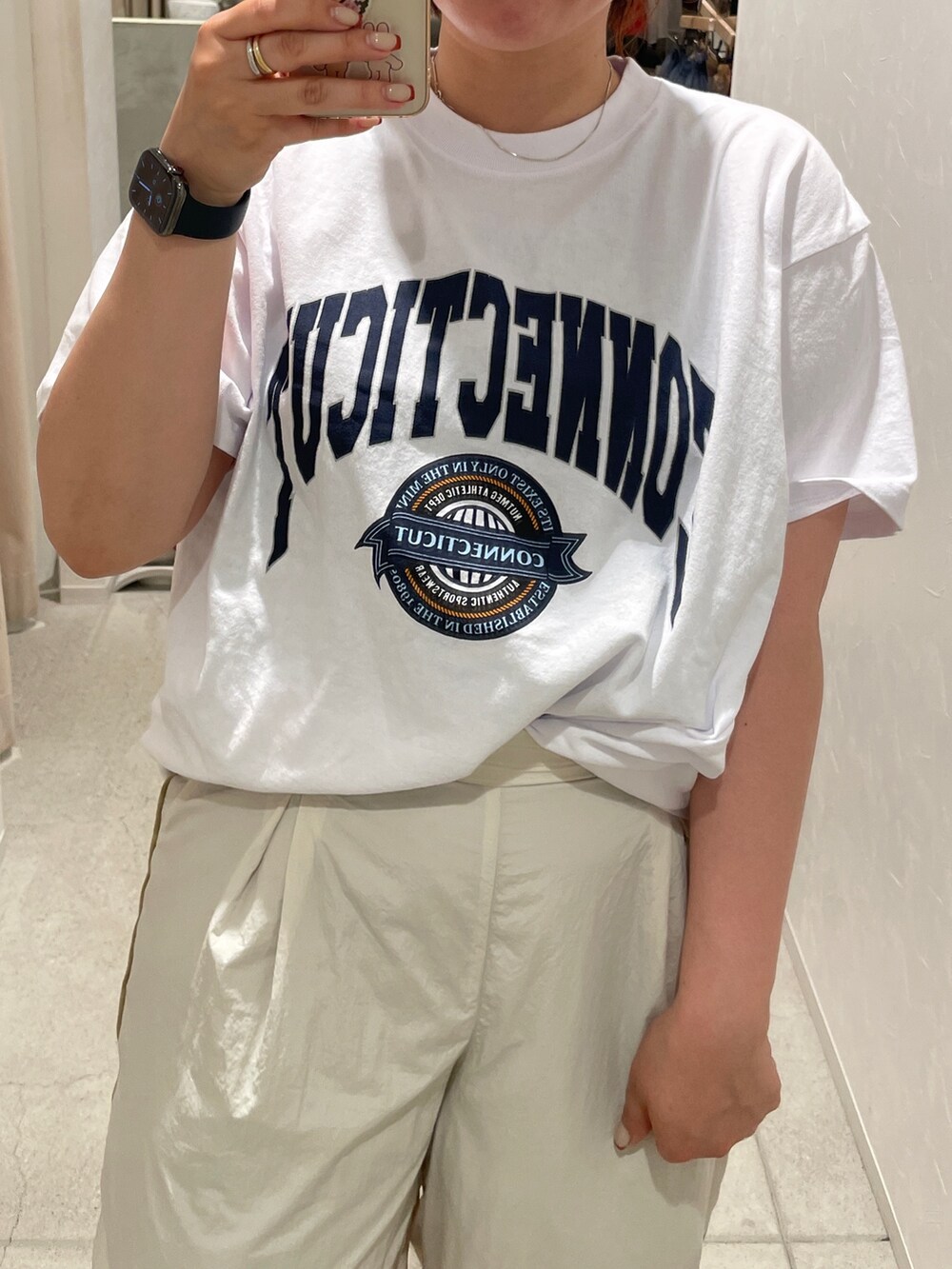 ホワイト系のTシャツ/カットソー、ホワイト系のその他パンツ、ブラック系のサンダルを着用したレディースの春コーディネートの2枚目の写真