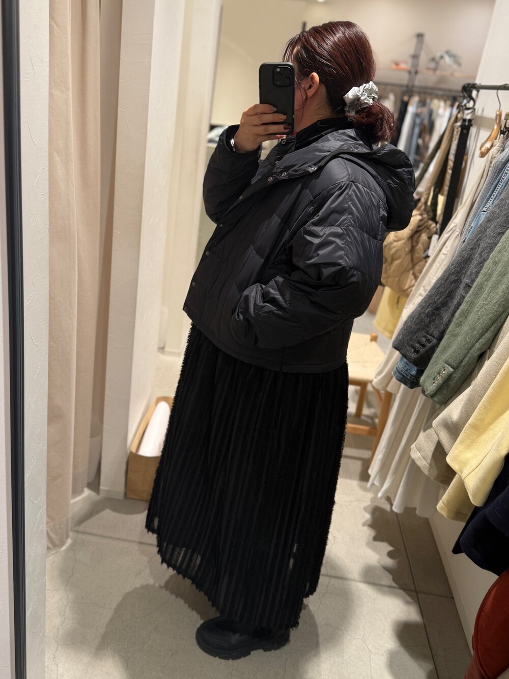 ブラック系のブルゾン、ブラック系のワンピース、ブラック系のTシャツ/カットソーを着用したレディースの秋コーディネートの2枚目の写真