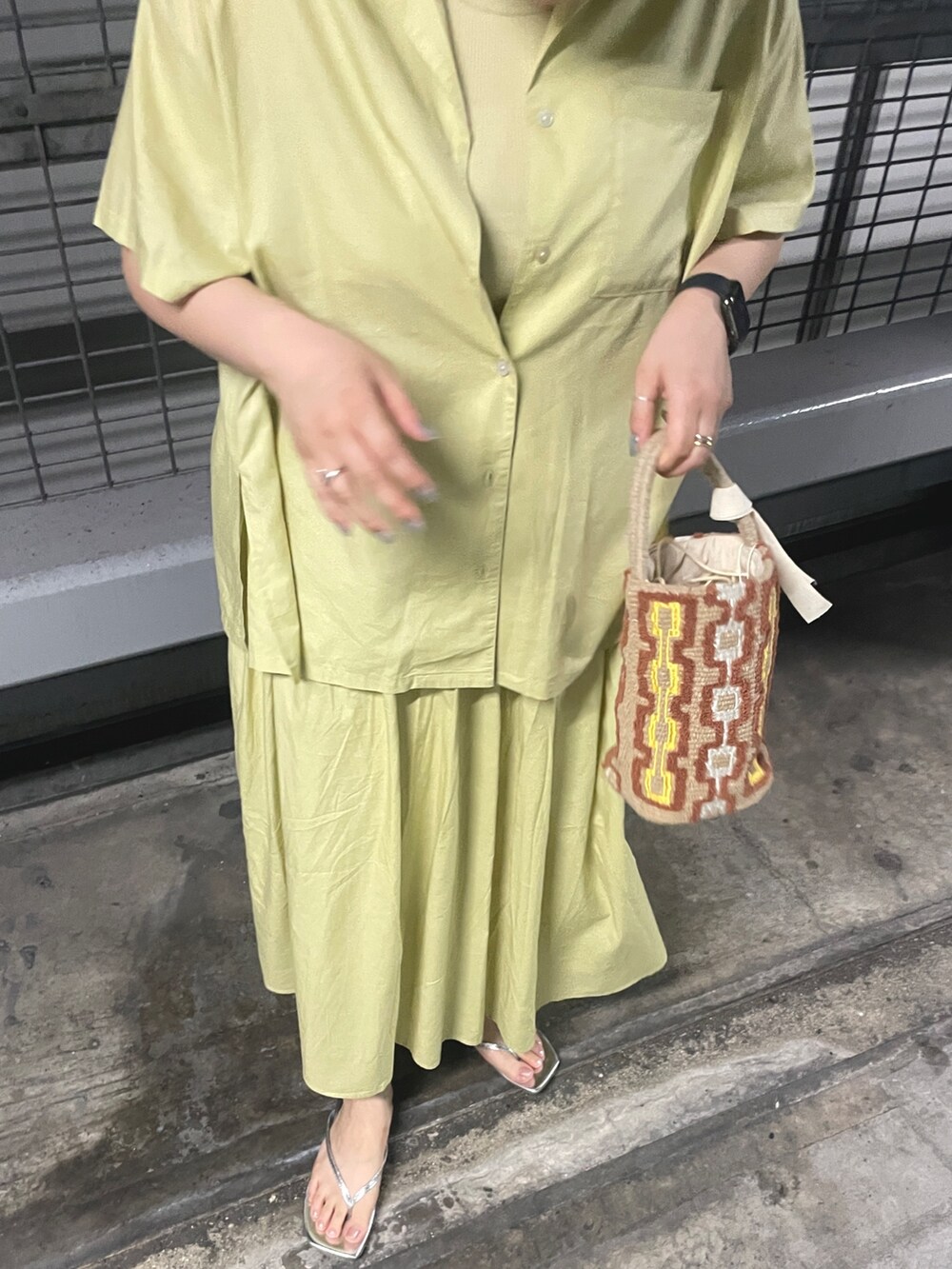 グリーン系のシャツ/ブラウス、グリーン系のワンピース、シルバー系のサンダルを着用したレディースの春コーディネートの5枚目の写真