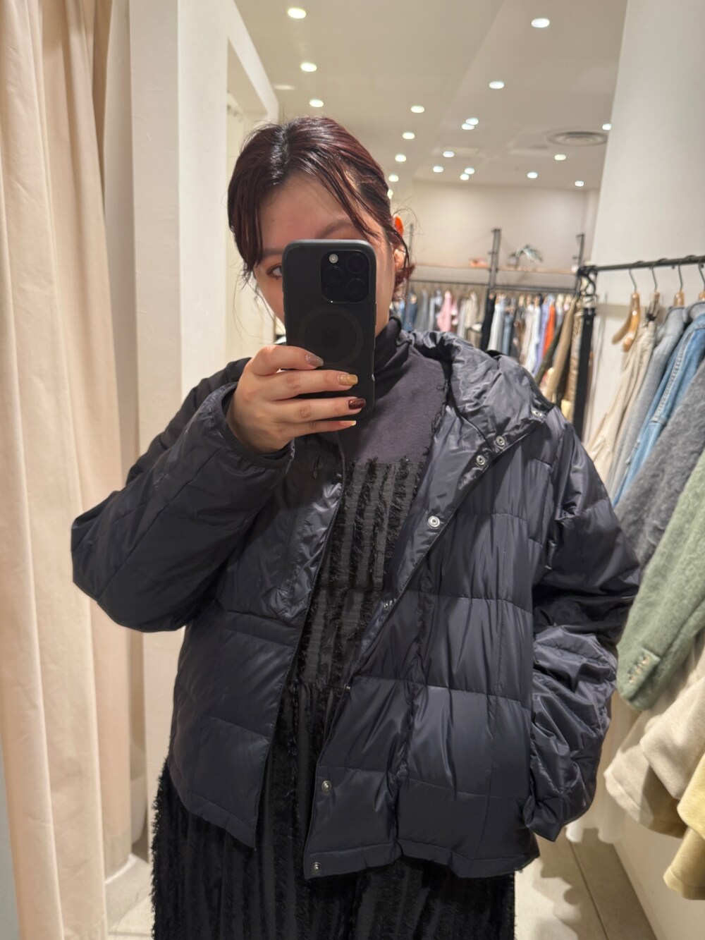 ブラック系のブルゾン、ブラック系のワンピース、ブラック系のTシャツ/カットソーを着用したレディースの秋コーディネートの6枚目の写真