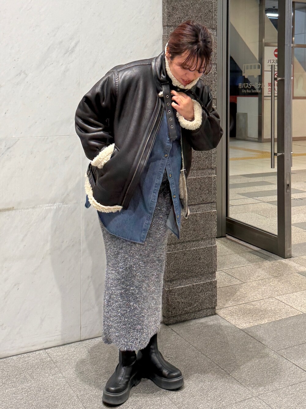 その他のシャツ/ブラウス、ブラック系のスカート、ブラック系のブルゾンを着用したレディースの秋コーディネートの5枚目の写真