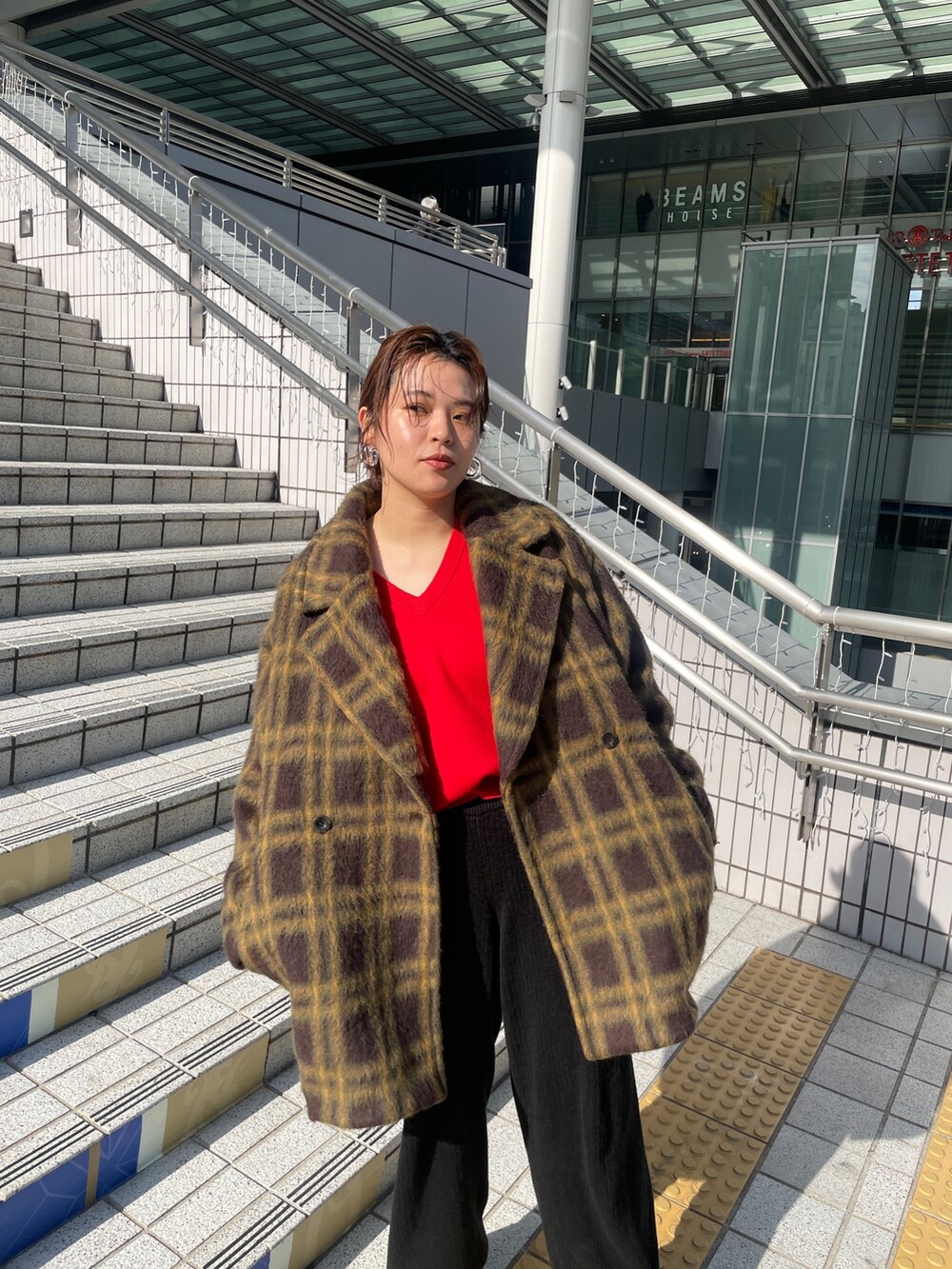 レッド系のニット/セーター、その他のピーコートを着用したレディースの冬コーディネートの4枚目の写真