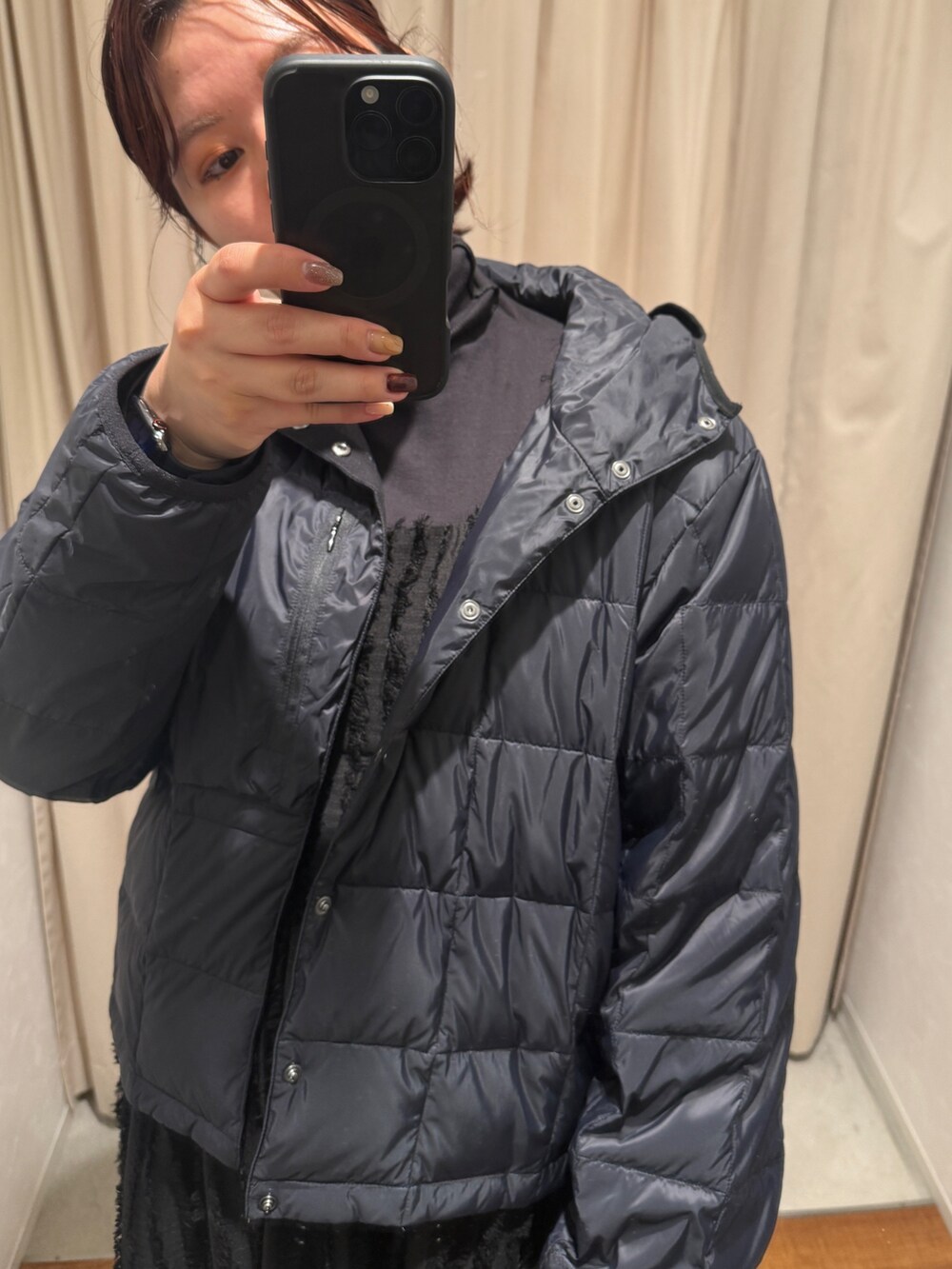 ブラック系のブルゾン、ブラック系のワンピース、ブラック系のTシャツ/カットソーを着用したレディースの秋コーディネートの4枚目の写真