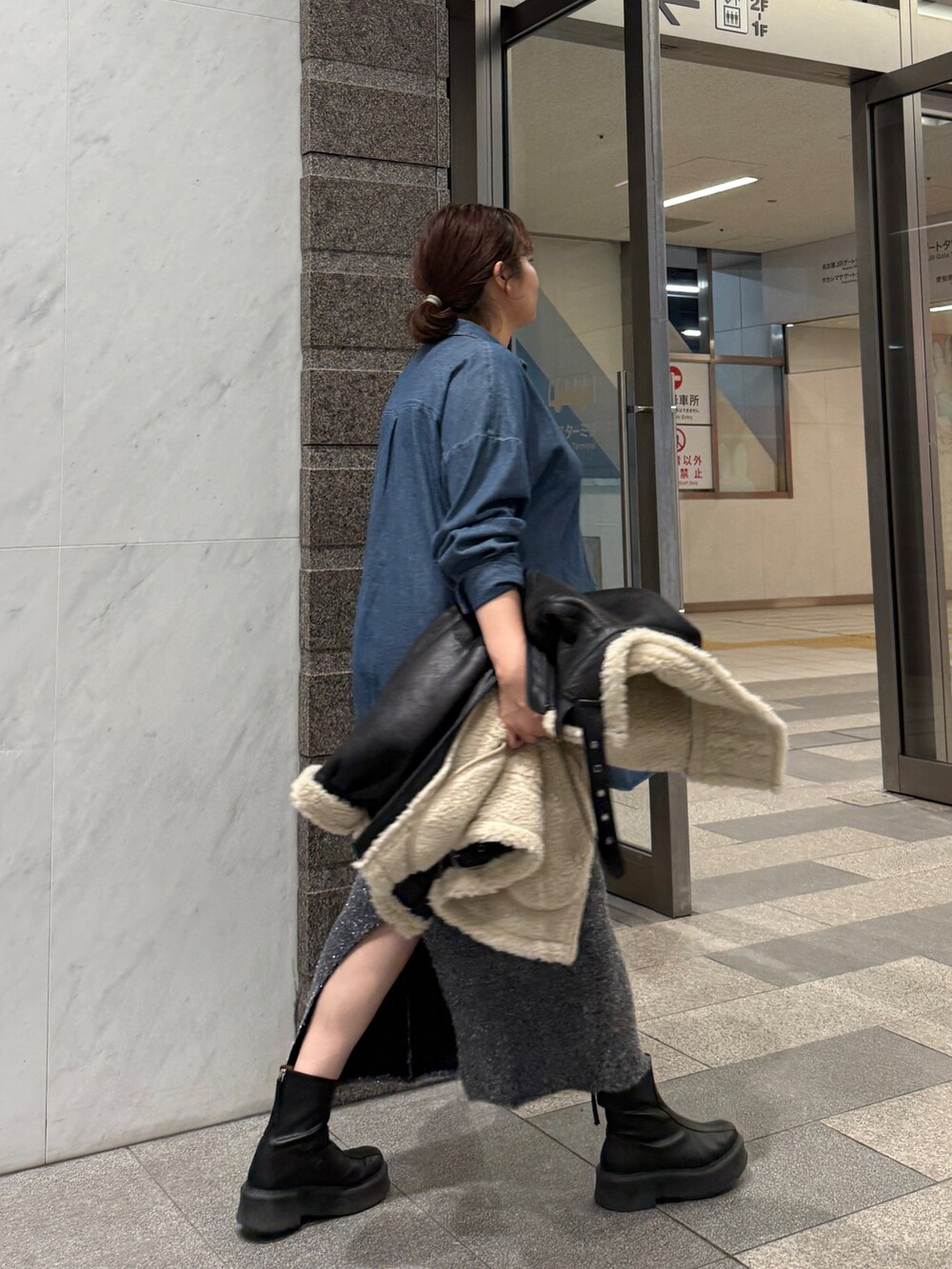 その他のシャツ/ブラウス、ブラック系のスカート、ブラック系のブルゾンを着用したレディースの秋コーディネートの3枚目の写真