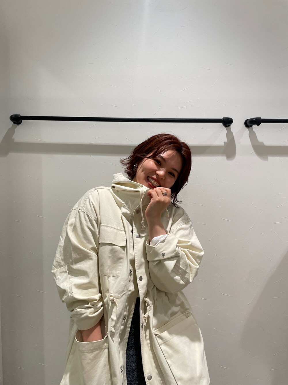 ホワイト系のブルゾン、グレー系のスカート、ホワイト系のTシャツ/カットソーを着用したレディースの冬コーディネートの10枚目の写真