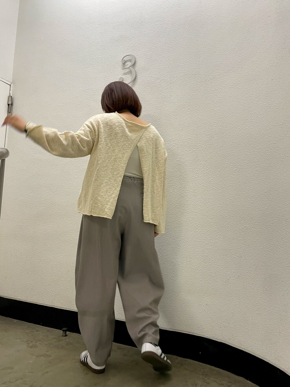 ホワイト系のニット/セーターを着用したレディースの冬コーディネートの4枚目の写真