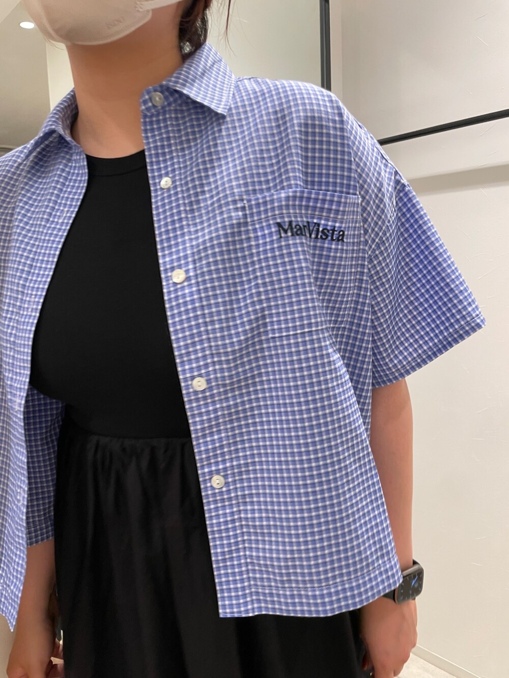 ブラック系のワンピース、ブルー系のシャツ/ブラウスを着用したレディースの春コーディネートの4枚目の写真