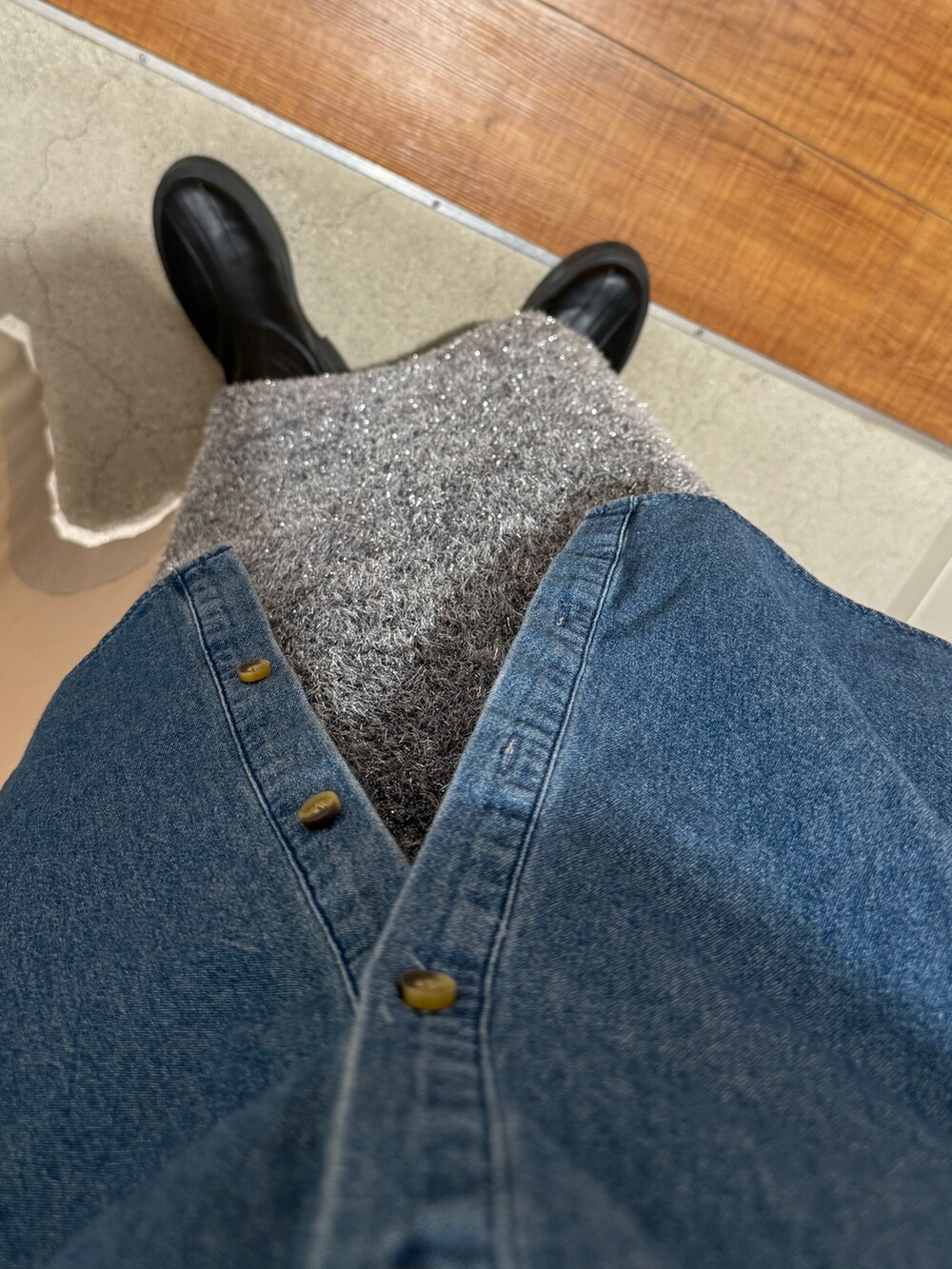 その他のシャツ/ブラウス、ブラック系のスカート、ブラック系のブルゾンを着用したレディースの秋コーディネートの8枚目の写真