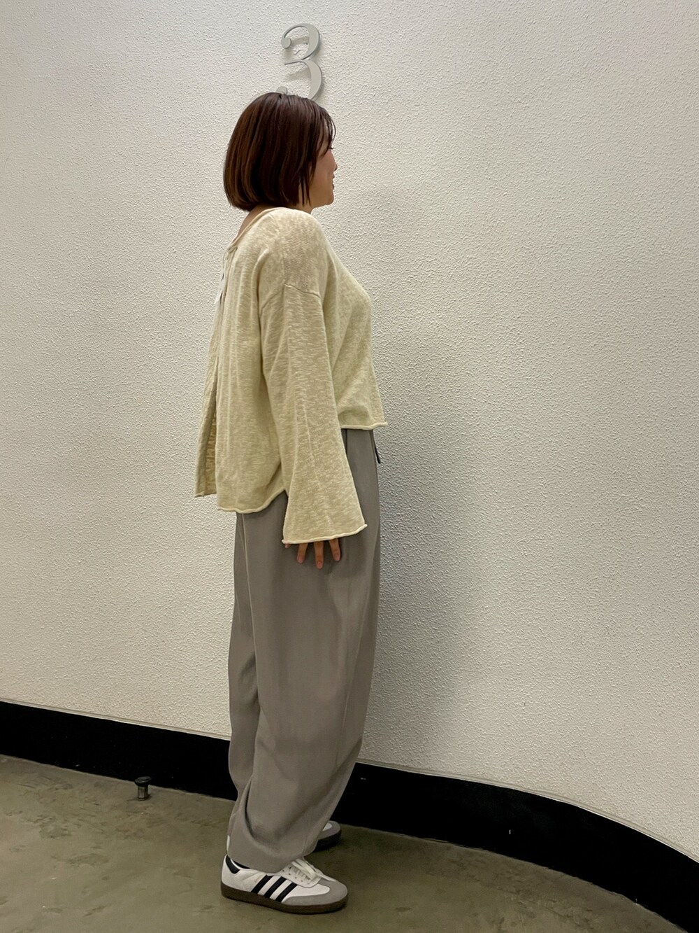 ホワイト系のニット/セーターを着用したレディースの冬コーディネートの3枚目の写真