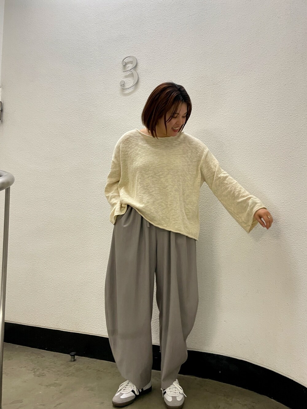 ホワイト系のニット/セーターを着用したレディースの冬コーディネートの2枚目の写真