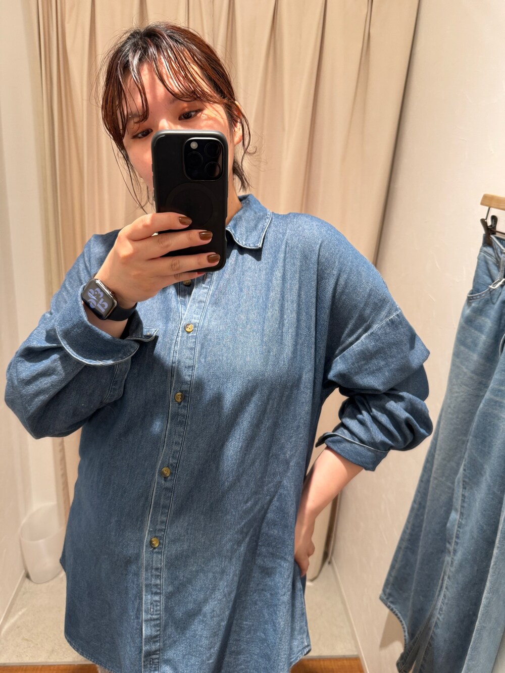 その他のシャツ/ブラウス、ブラック系のスカート、ブラック系のブルゾンを着用したレディースの秋コーディネートの7枚目の写真