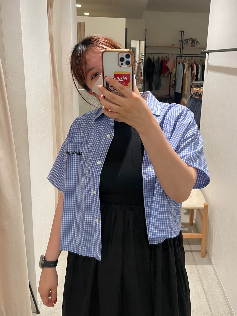 ブラック系のワンピース、ブルー系のシャツ/ブラウスを着用したレディースの春コーディネートの7枚目の写真