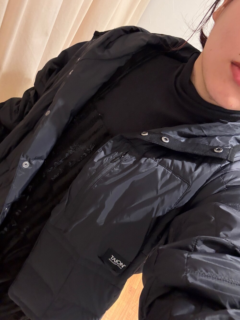 ブラック系のブルゾン、ブラック系のワンピース、ブラック系のTシャツ/カットソーを着用したレディースの秋コーディネートの5枚目の写真