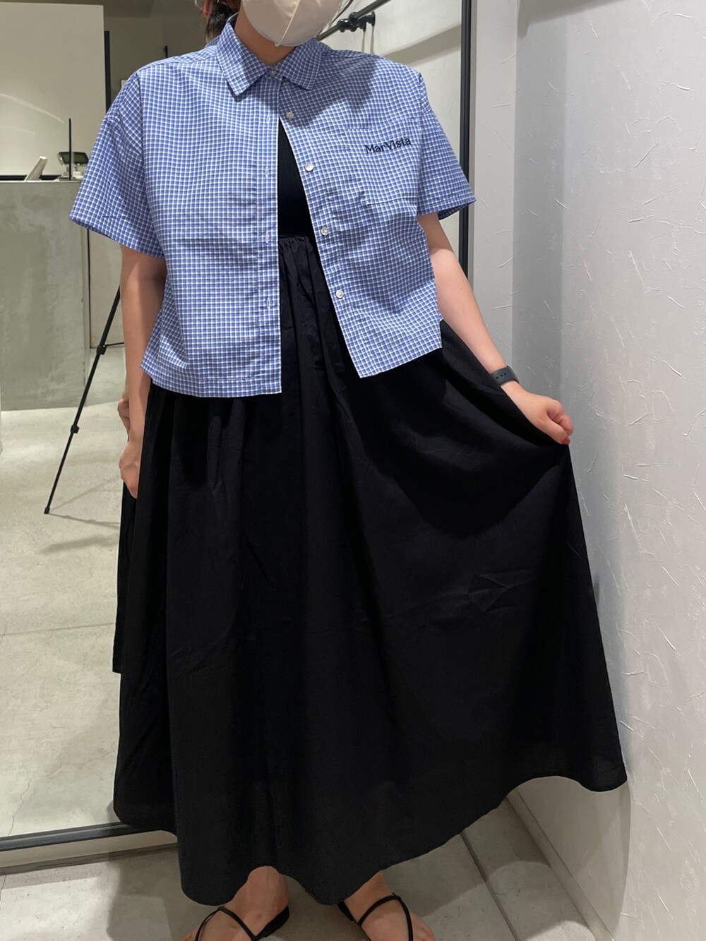 ブラック系のワンピース、ブルー系のシャツ/ブラウスを着用したレディースの春コーディネートの8枚目の写真