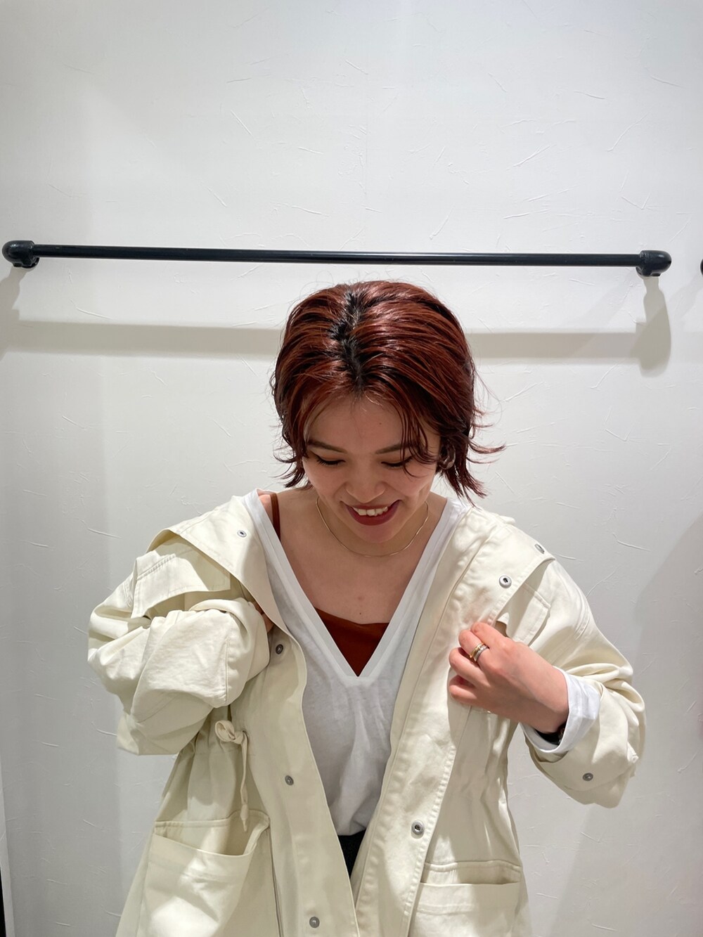 ホワイト系のブルゾン、グレー系のスカート、ホワイト系のTシャツ/カットソーを着用したレディースの冬コーディネートの8枚目の写真