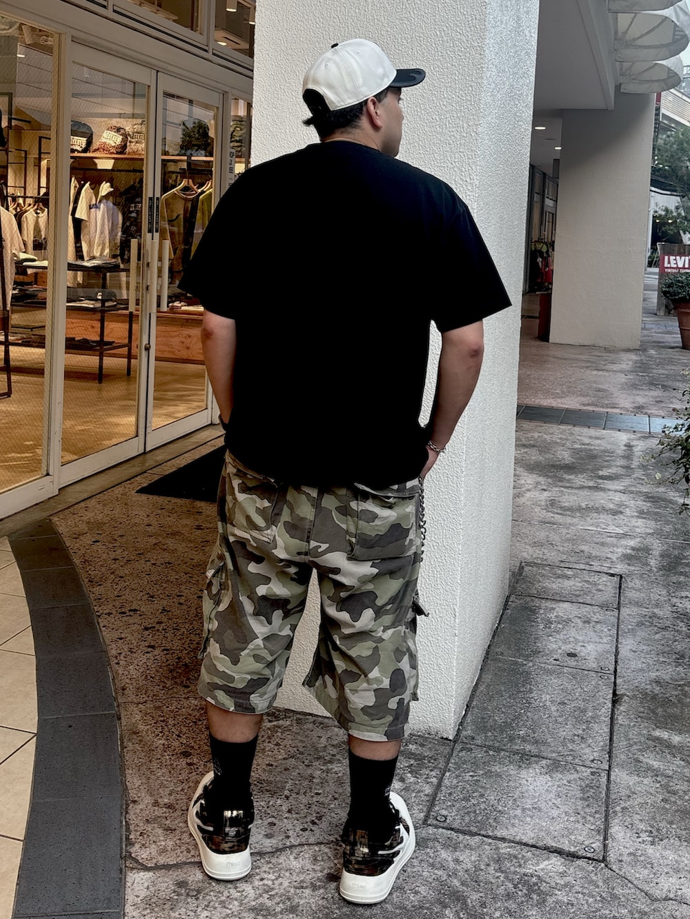 ブラック系のTシャツ/カットソー、その他のカーゴパンツ、ホワイト系のキャップを着用したメンズの夏コーディネートの4枚目の写真