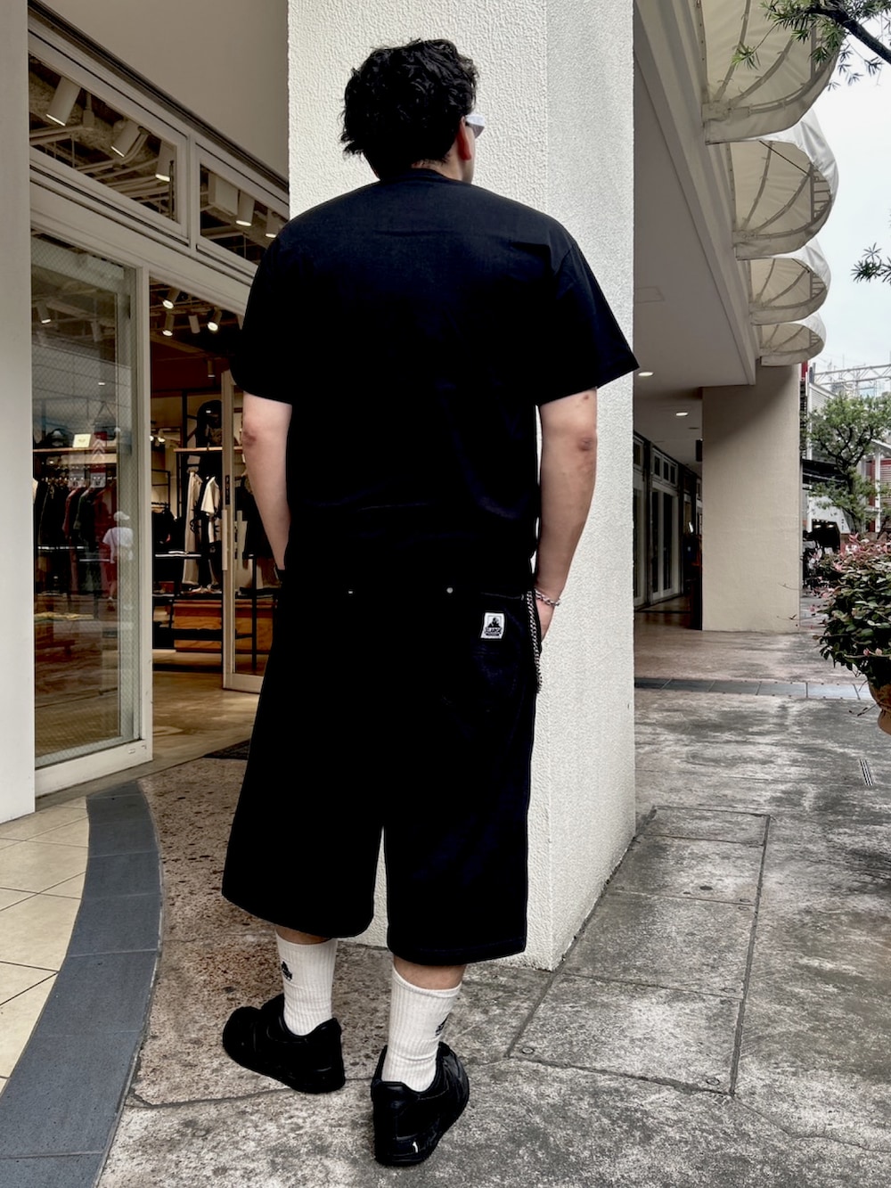 ブラック系のTシャツ/カットソー、ブラック系のスウェットパンツ、ホワイト系のサングラスを着用したメンズの夏コーディネートの3枚目の写真