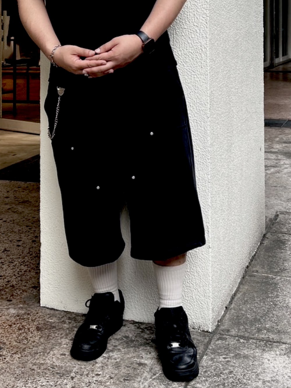 ブラック系のTシャツ/カットソー、ブラック系のスウェットパンツ、ホワイト系のサングラスを着用したメンズの夏コーディネートの2枚目の写真