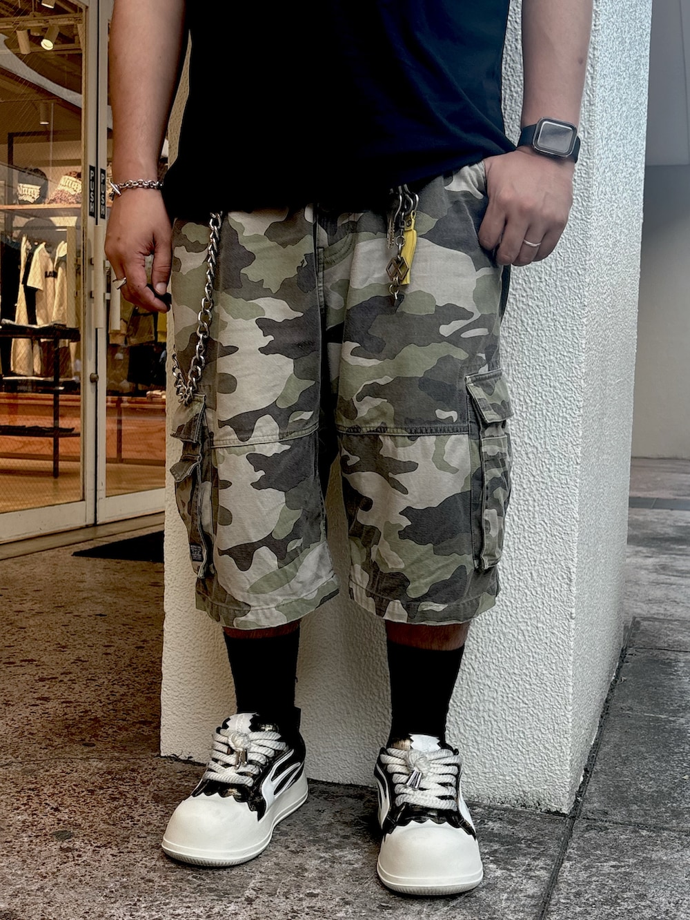ブラック系のTシャツ/カットソー、その他のカーゴパンツ、ホワイト系のキャップを着用したメンズの夏コーディネートの3枚目の写真