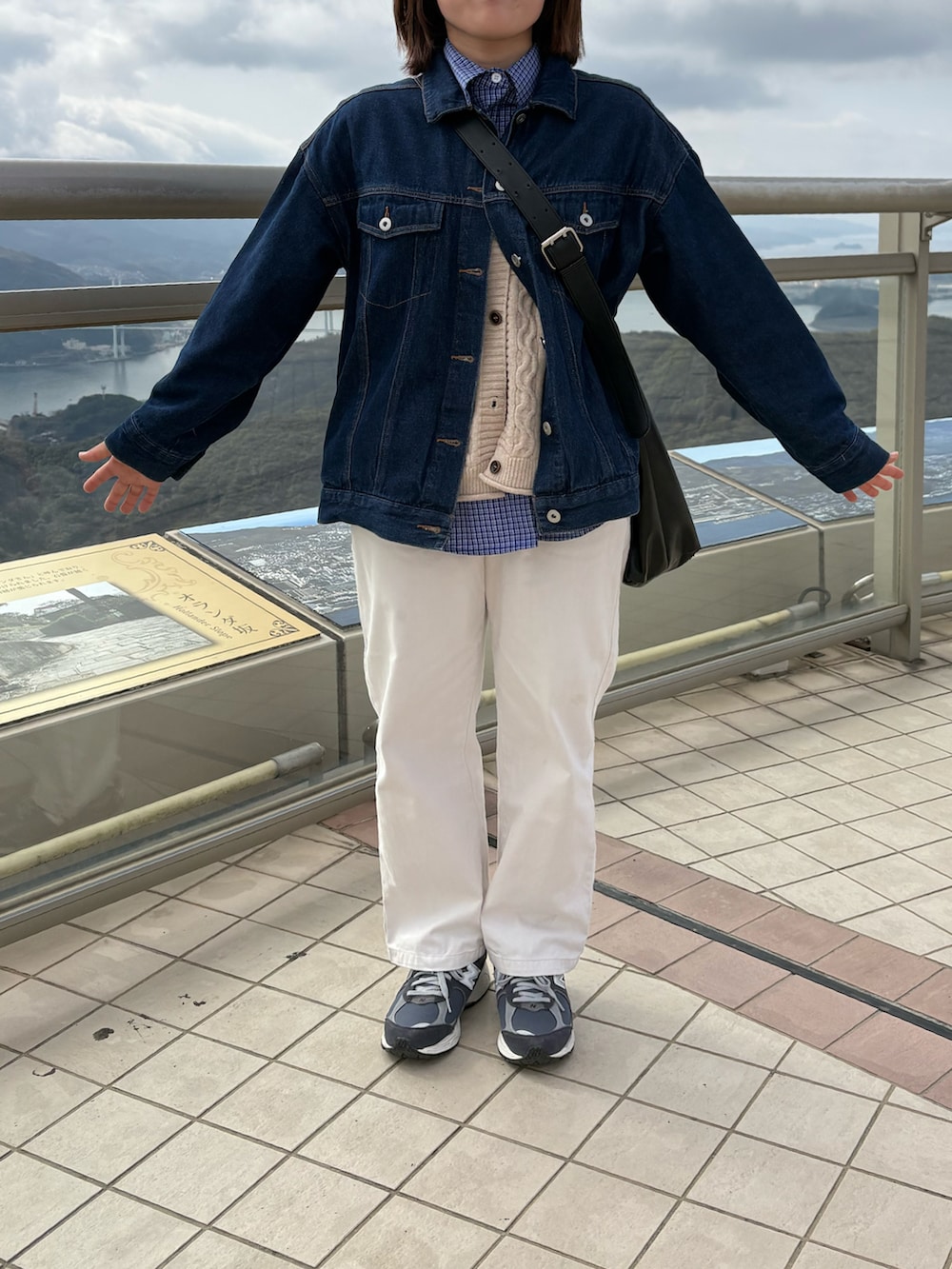 ブルー系のスニーカー、ホワイト系のデニムパンツ、ブルー系のシャツ/ブラウスを着用したレディースの春コーディネートの2枚目の写真