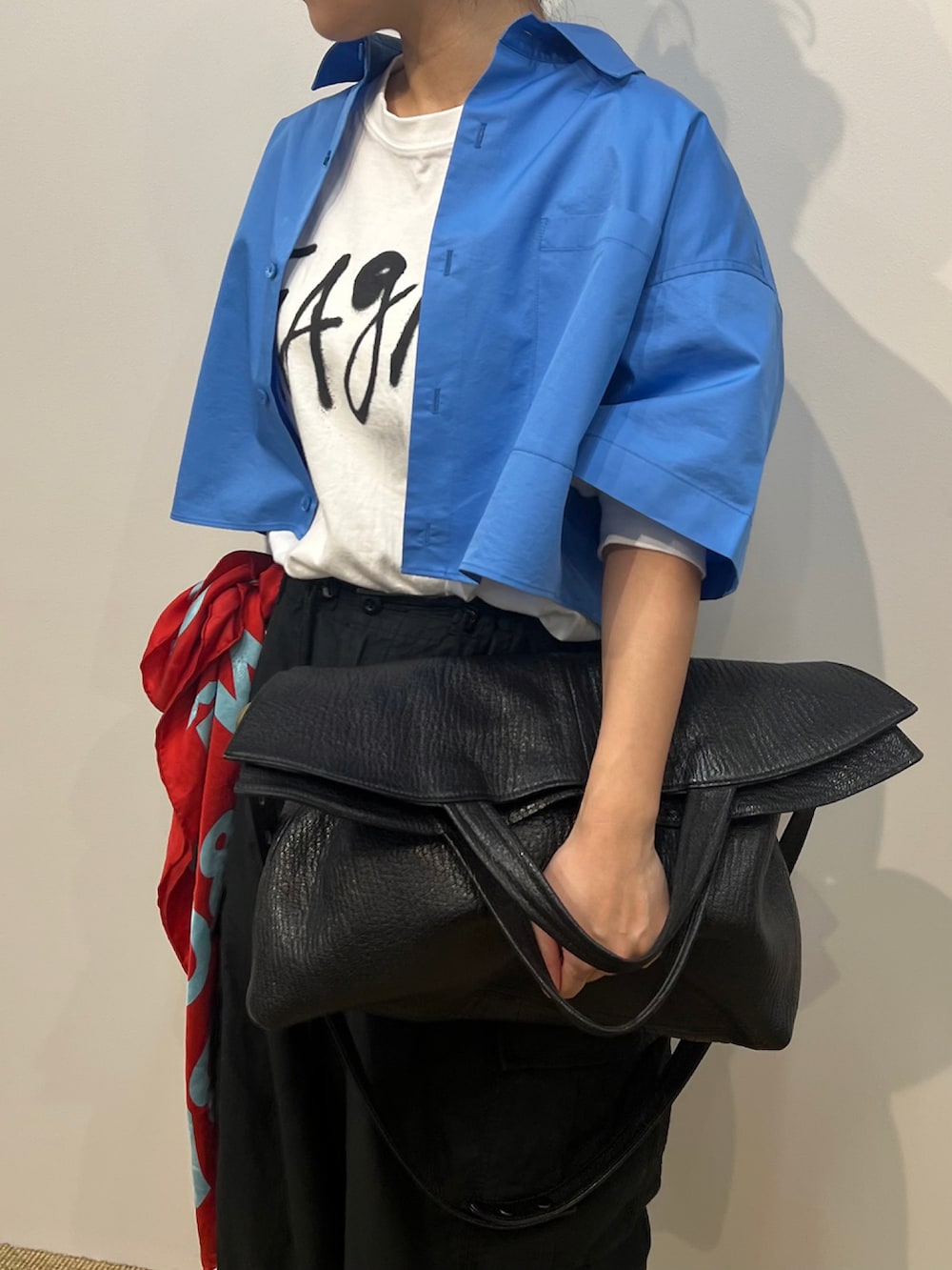 ブラック系のトートバッグ、ブラック系のサンダル、ブラック系のカーゴパンツを着用したレディースの春コーディネートの2枚目の写真