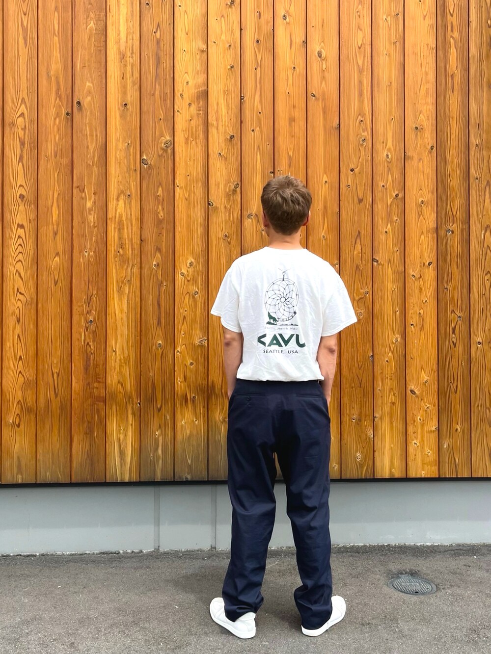 ブルー系のその他パンツ、ホワイト系のTシャツ/カットソー、ホワイト系のスニーカーを着用したメンズの夏コーディネートの2枚目の写真