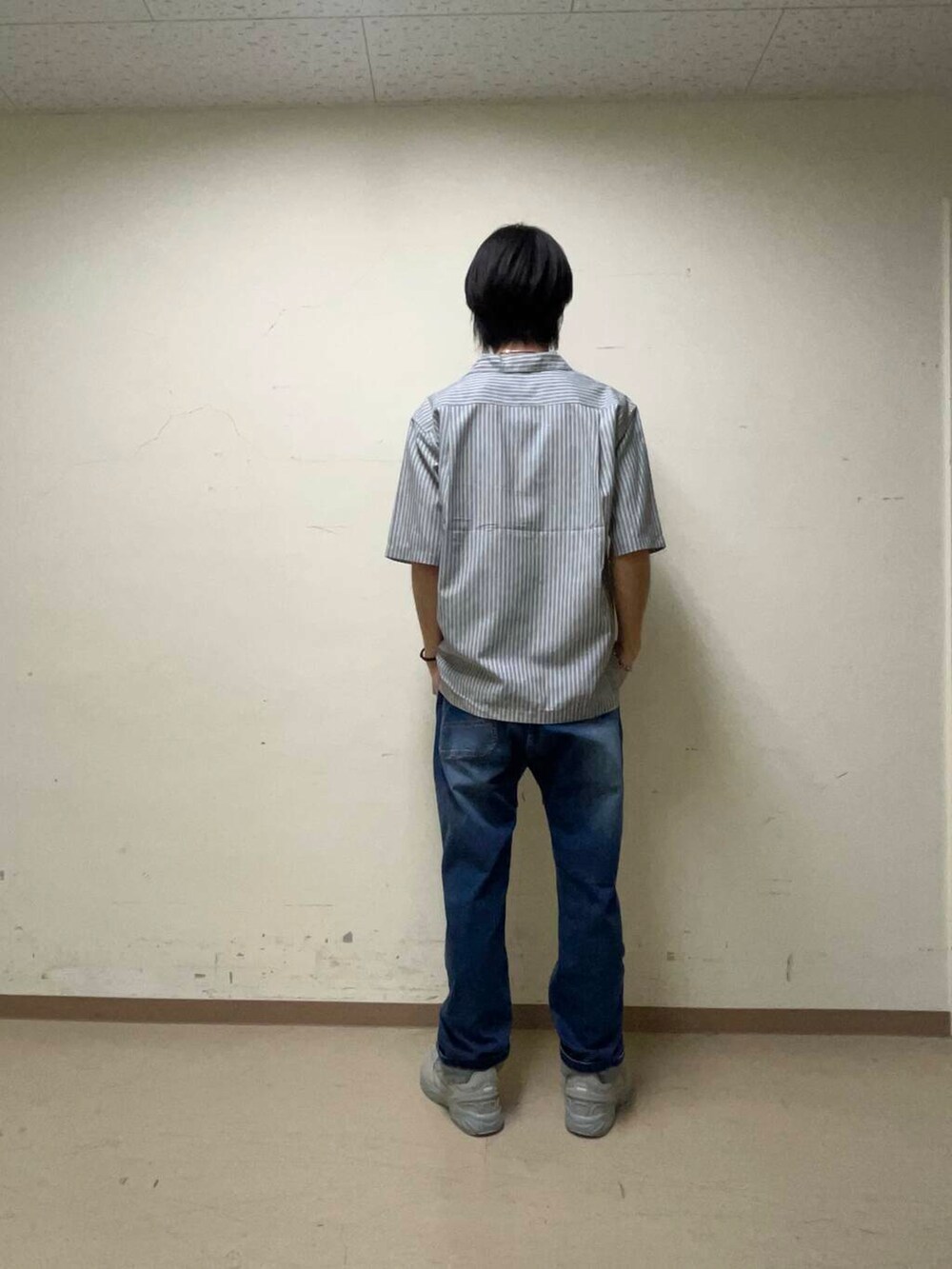 グレー系のシャツ/ブラウス、ホワイト系のTシャツ/カットソー、グレー系のスニーカーを着用したメンズの夏コーディネートの3枚目の写真