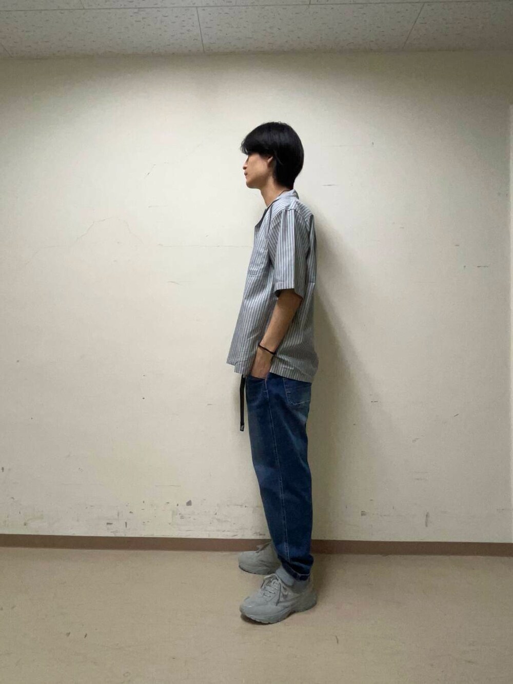 グレー系のシャツ/ブラウス、ホワイト系のTシャツ/カットソー、グレー系のスニーカーを着用したメンズの夏コーディネートの4枚目の写真